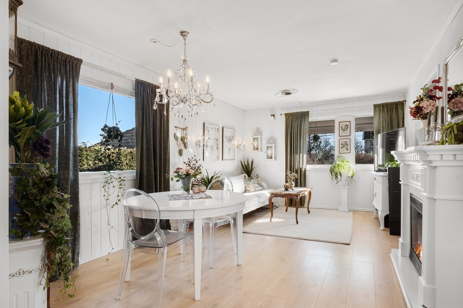 Utleie / leilighetsdel - Lys og trivelig stue med vinduer i flere retninger som slipper inn godt med naturlig lys. Her er det plass til både sofagruppe og spisebord. Galleribilde