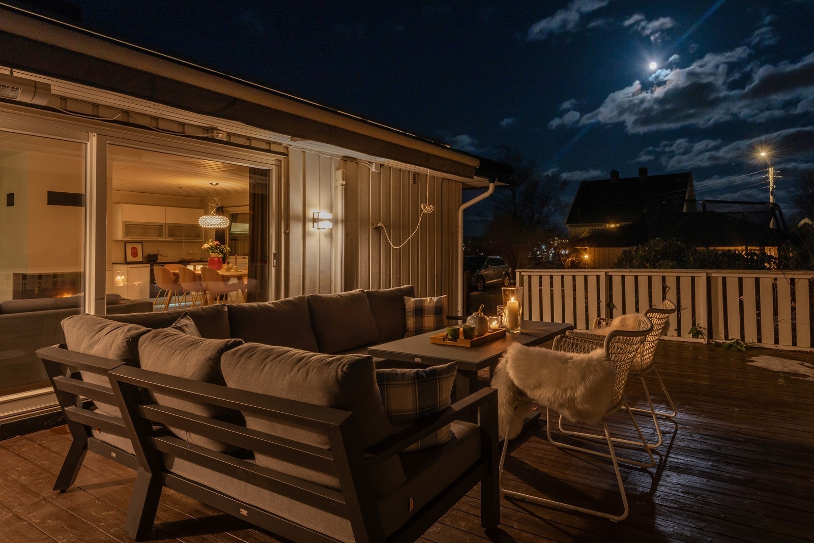 Terrassen har markise og god plass- enten til rolige kvelder eller sosiale sammenkomster. Galleribilde