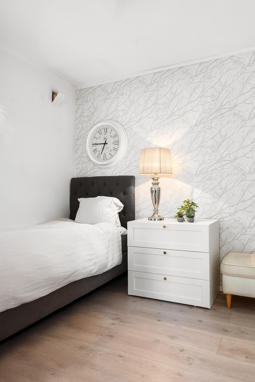 Leiligheten har ett soverom med adkomst fra stuen. Galleribilde