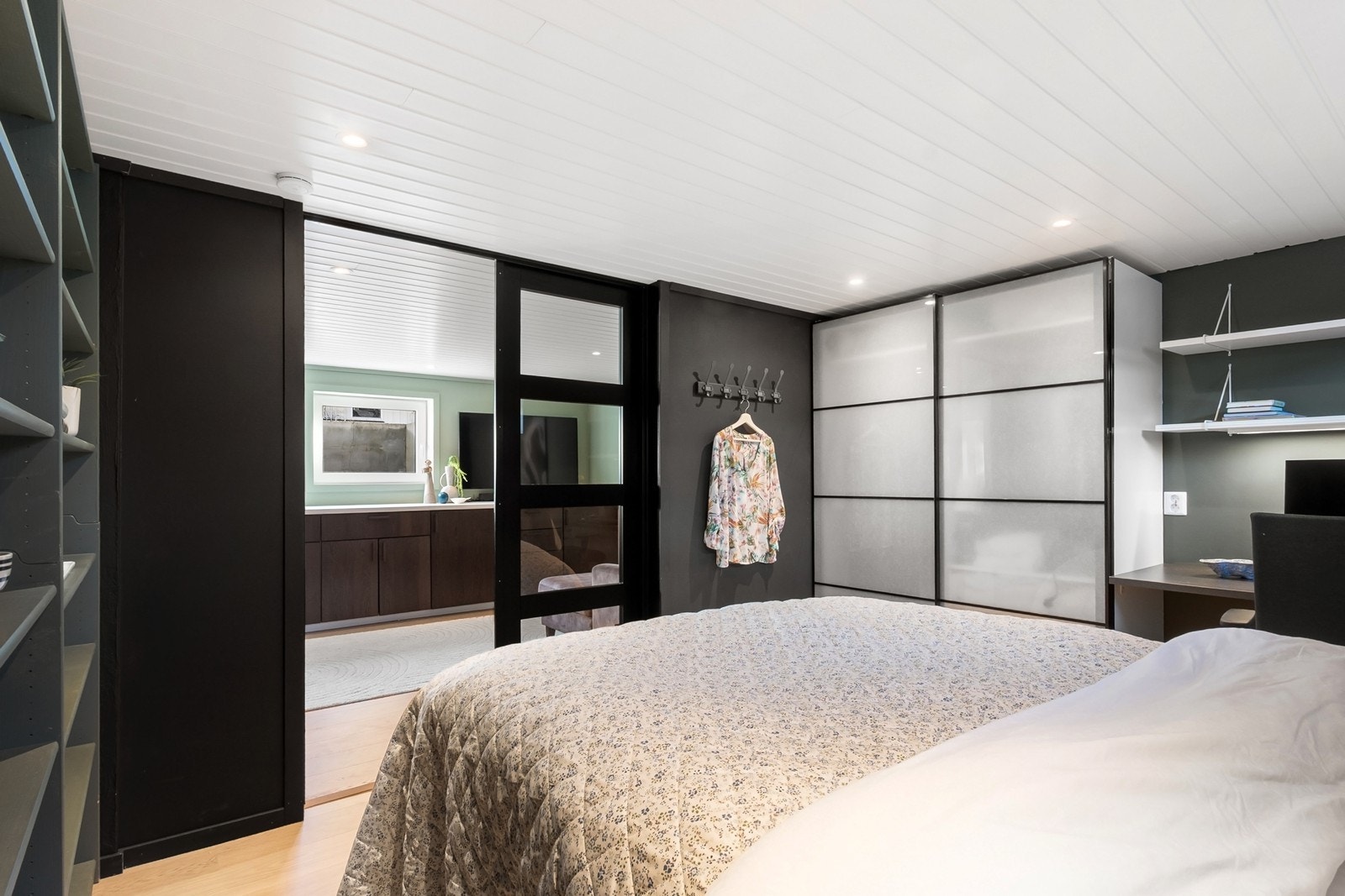 I tilknytning til kjellerstuen er et rom som benyttes som soverom. Rommet er ikke godkjent som varig oppholdsrom. Galleribilde