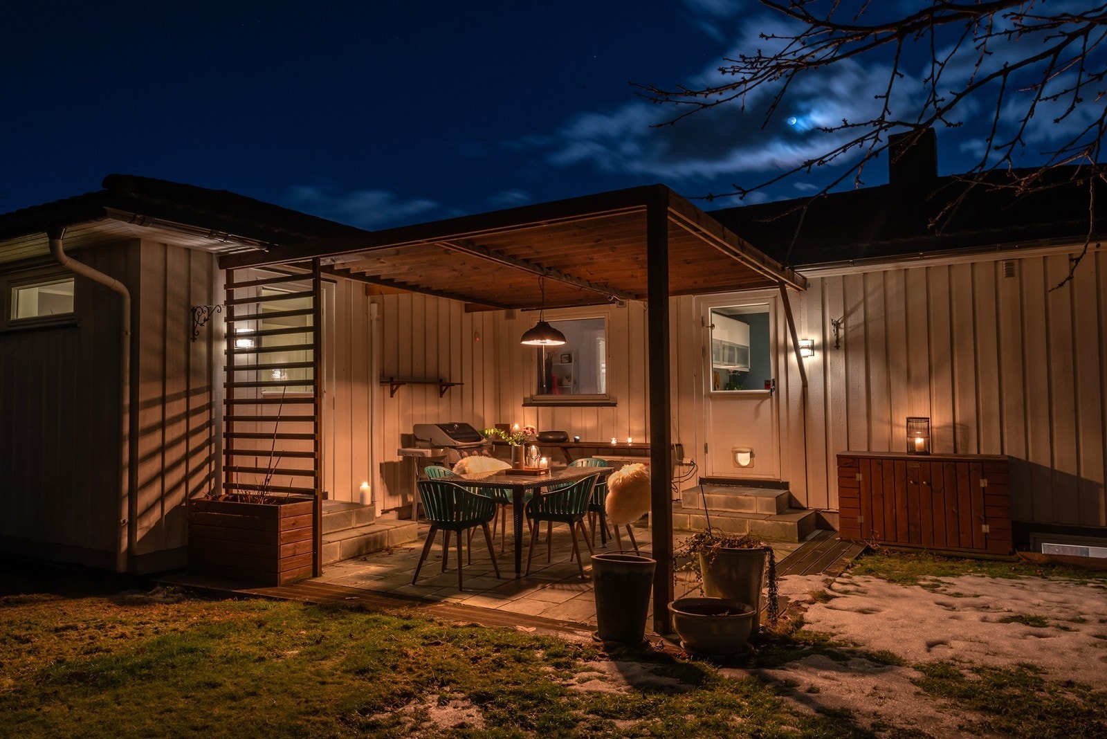 Steinlagt, overbygd uteplass med adkomst fra kjøkken og hovedsoverom. Galleribilde