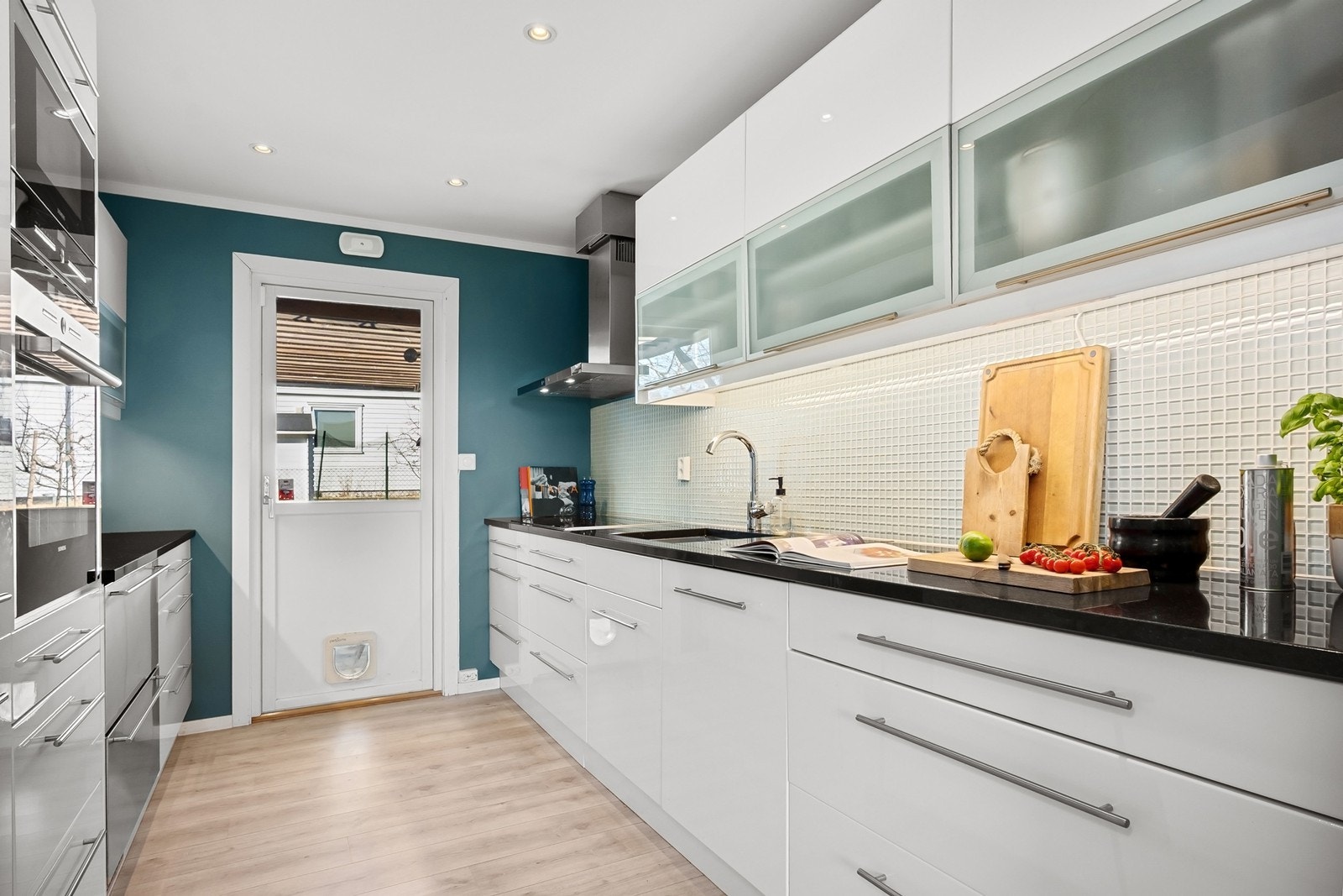 Fra kjøkkenet er det utgang til en hyggelig uteplass. Galleribilde