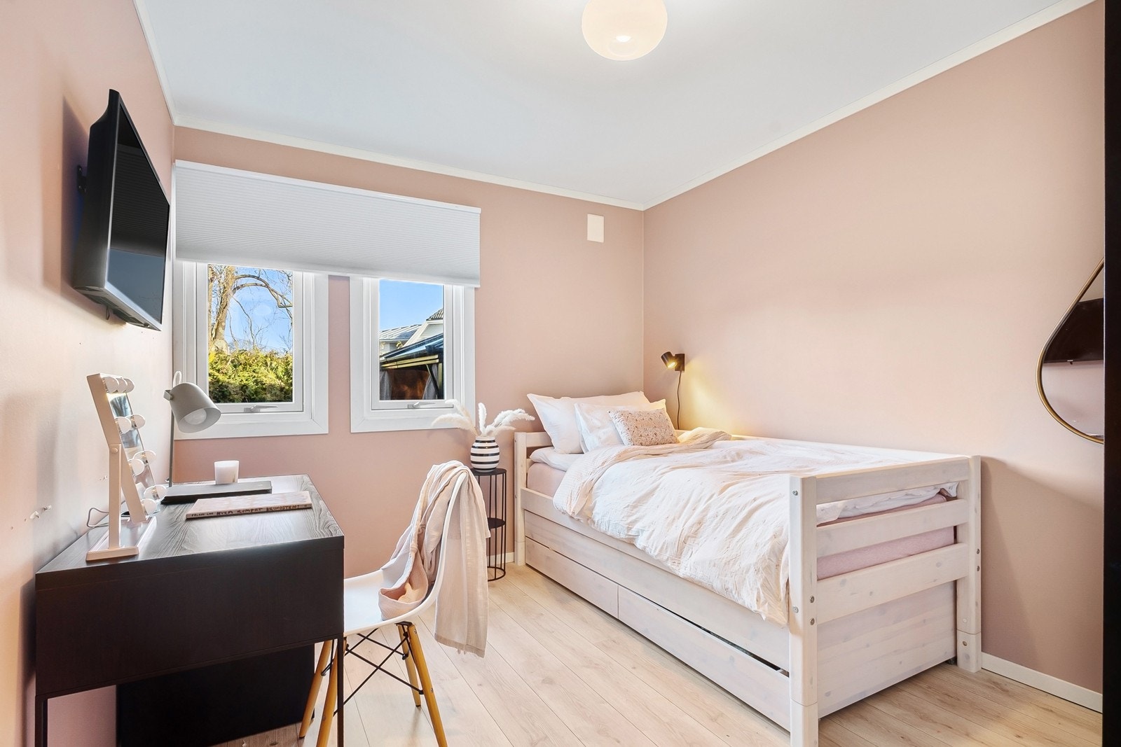 De 3 øvrige soverommene ligger samlet i samme del av boligen og benyttes i dag som barnerom og kontor. Galleribilde