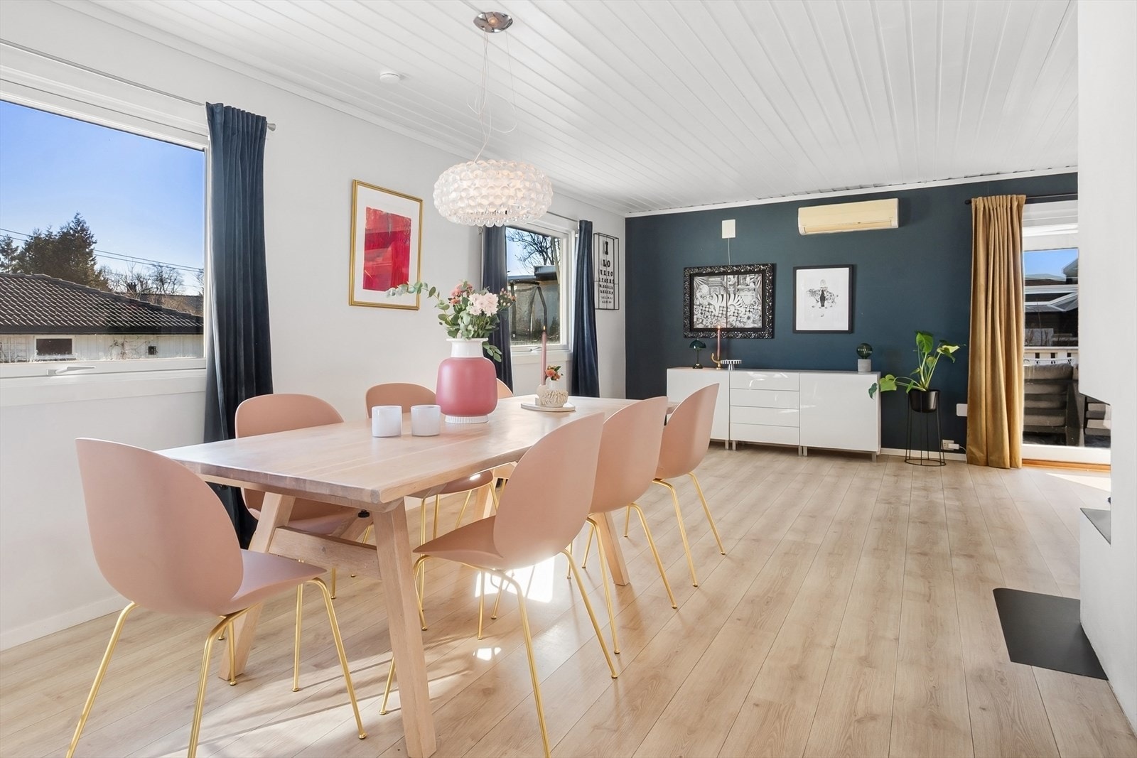 Det er plass til et stort spisebord midt i rommet. Galleribilde