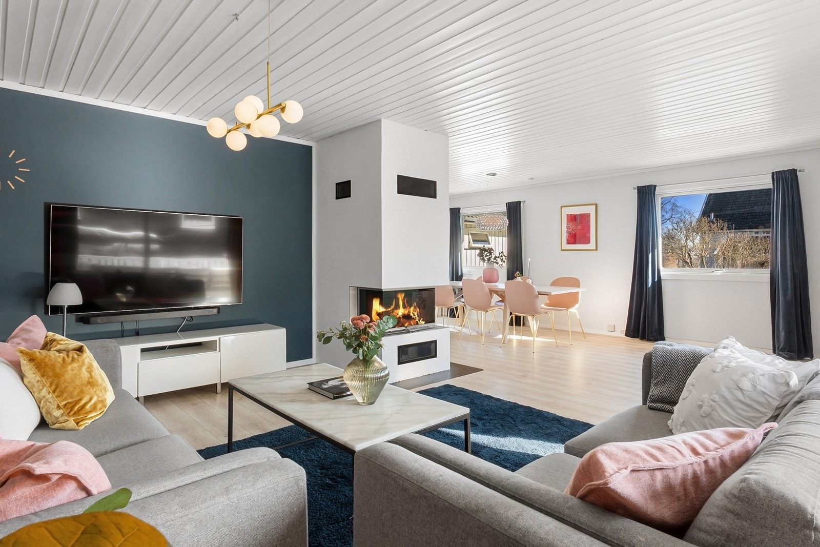 Hovedstuen blir naturlig boligens samlingspunkt med god størrelse og møbleringsfrihet. Galleribilde