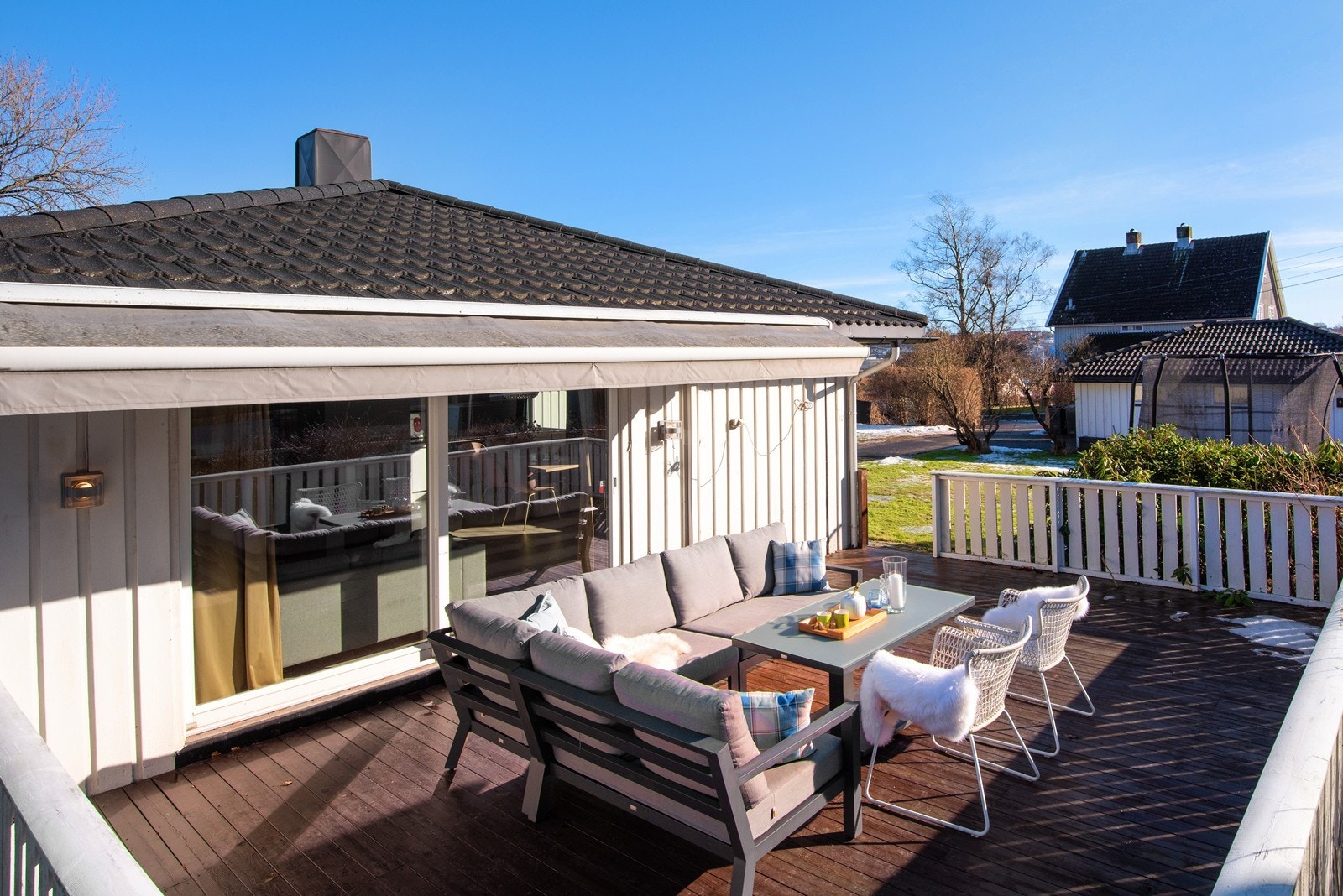 Uteplassen er vendt mot vest og byr på gode solforhold. Galleribilde