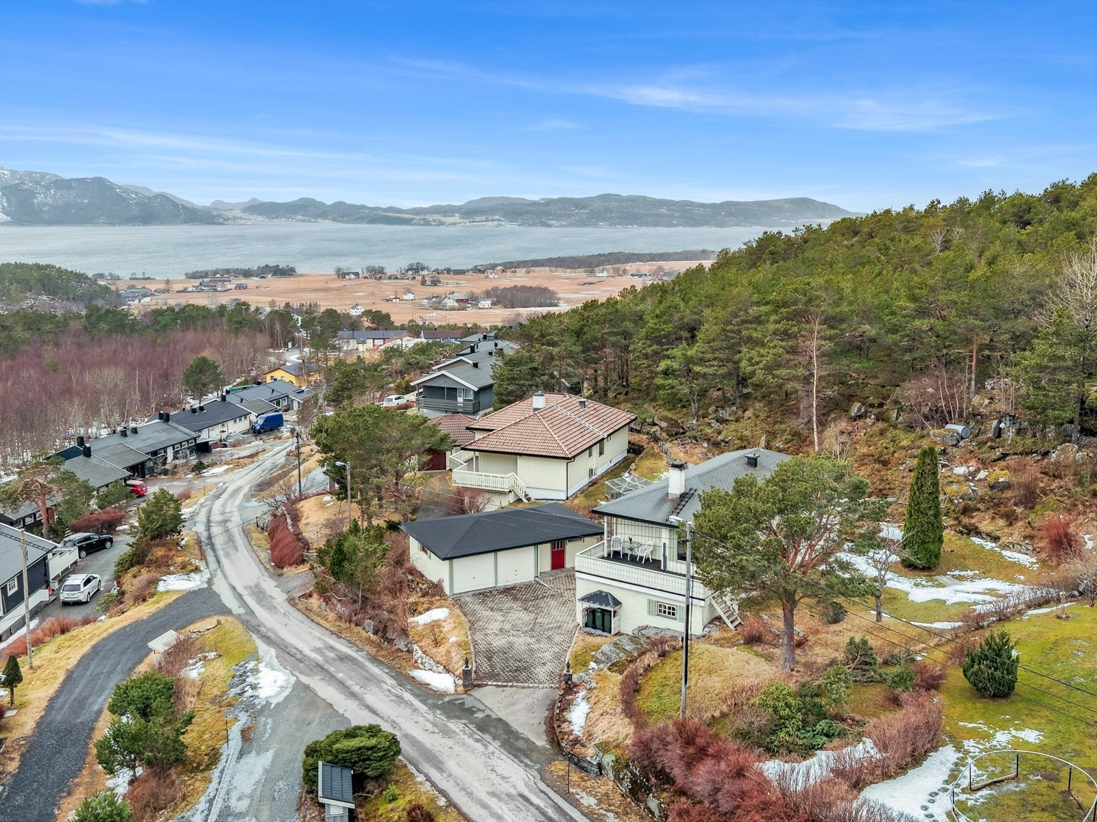 Parkering i dobbelgarasje, samt oppstillingsplasser i egen gårdsplass. Galleribilde