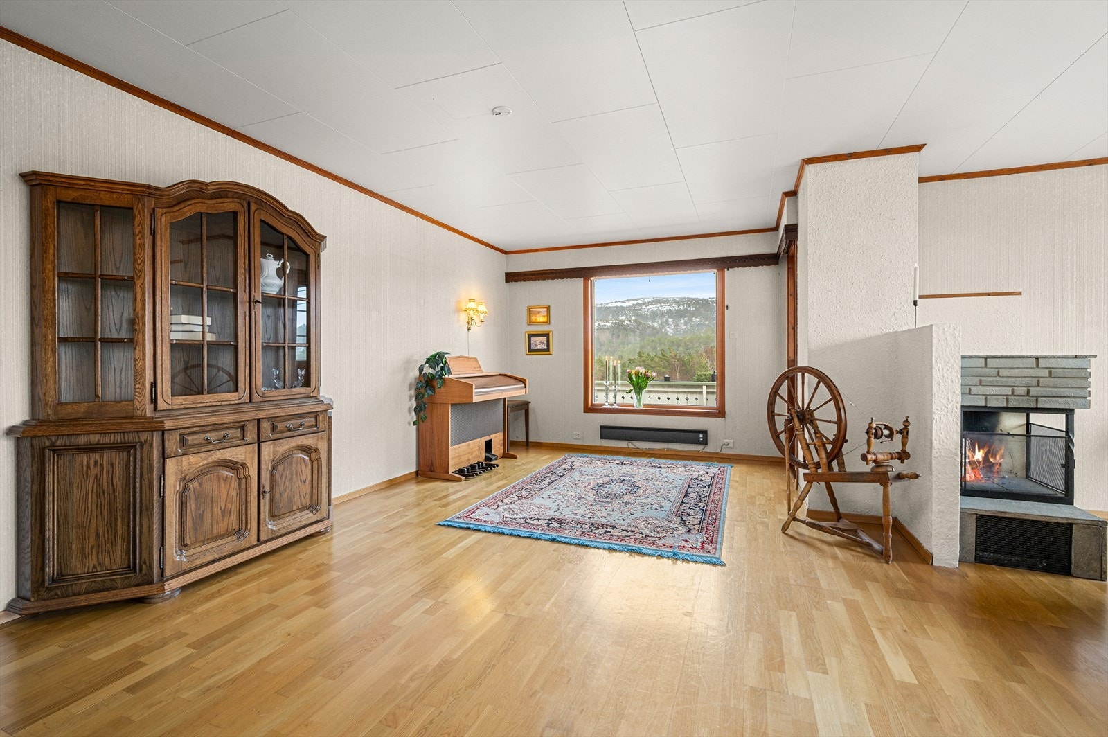 Vindusflatene gir godt med lysinnslipp, samt at du får den samme, nydelig utsikten fra terrassen inn i stua. Galleribilde