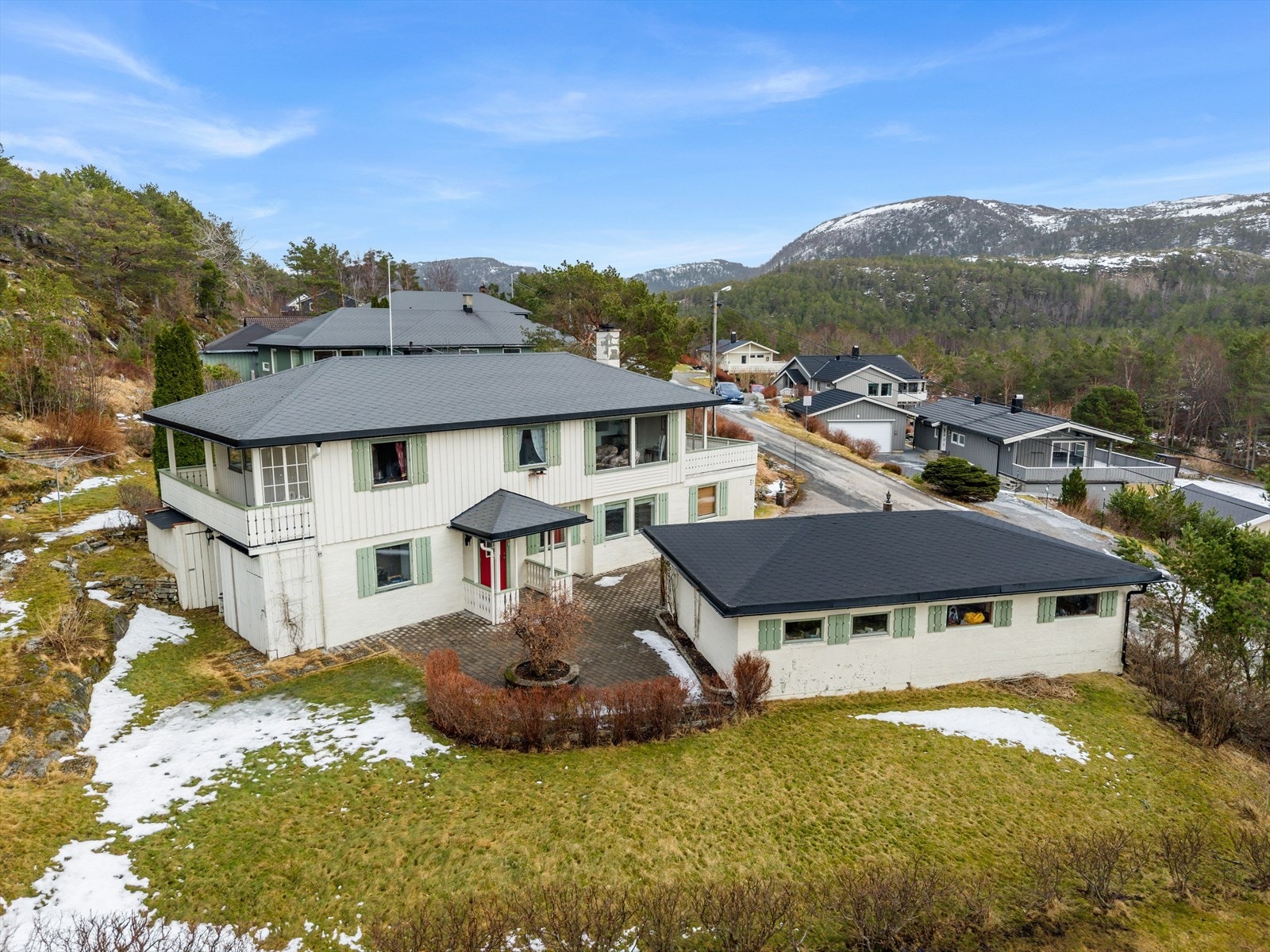 Eiendommen er pent opparbeidet med grøntarealer, stor gårdsplass og dobbelgarasje med romslig snekkerbod. Galleribilde