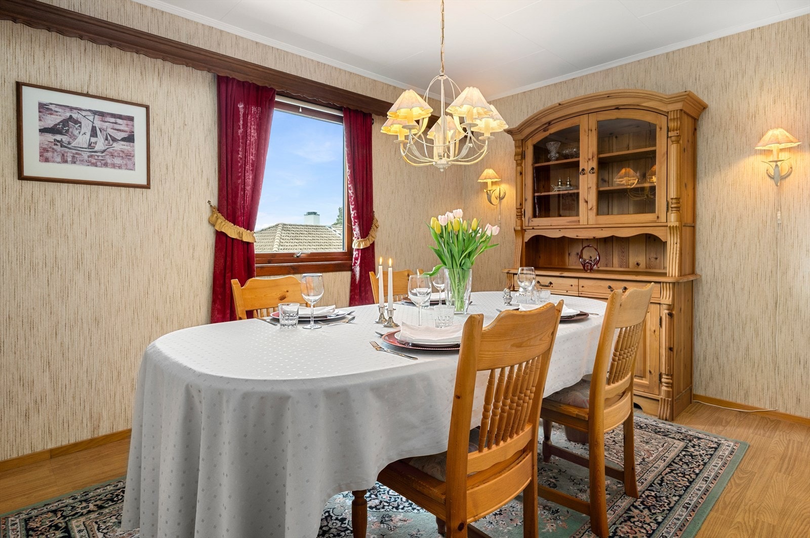 Flott spisestue vegg i vegg med kjøkkenet. Rommet kan også benyttes som soverom. Galleribilde