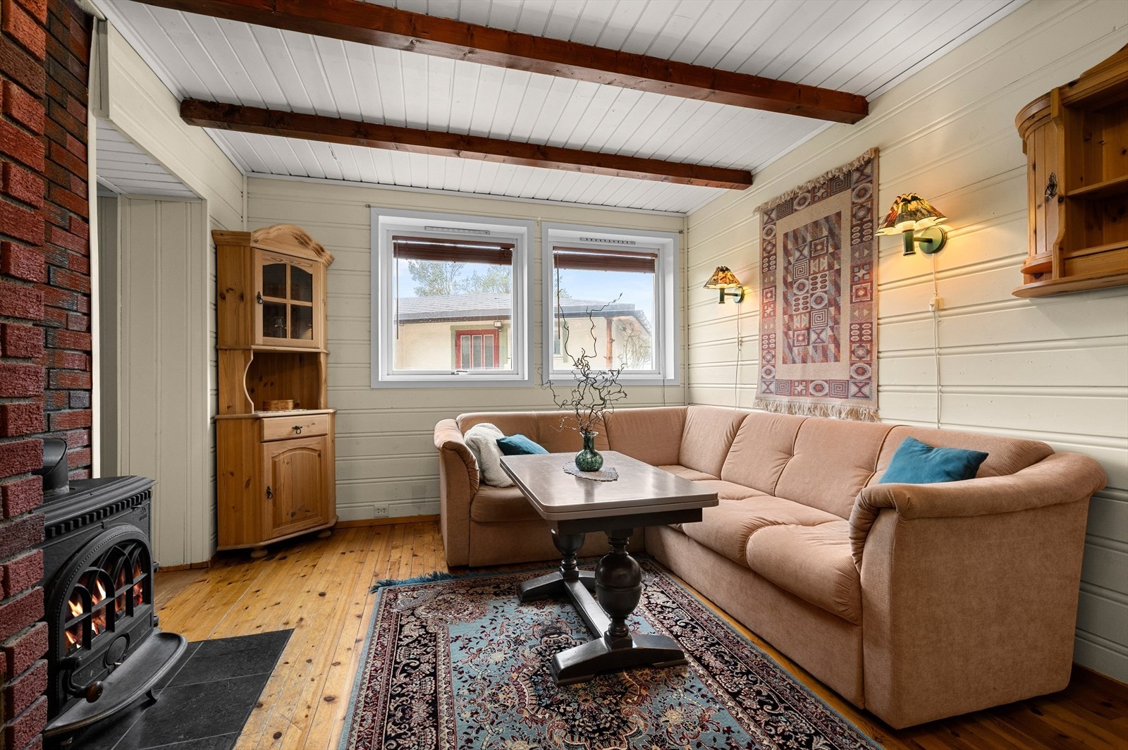 Flott kjellerstue med videre tilgang til TV-stue og kontor. Galleribilde