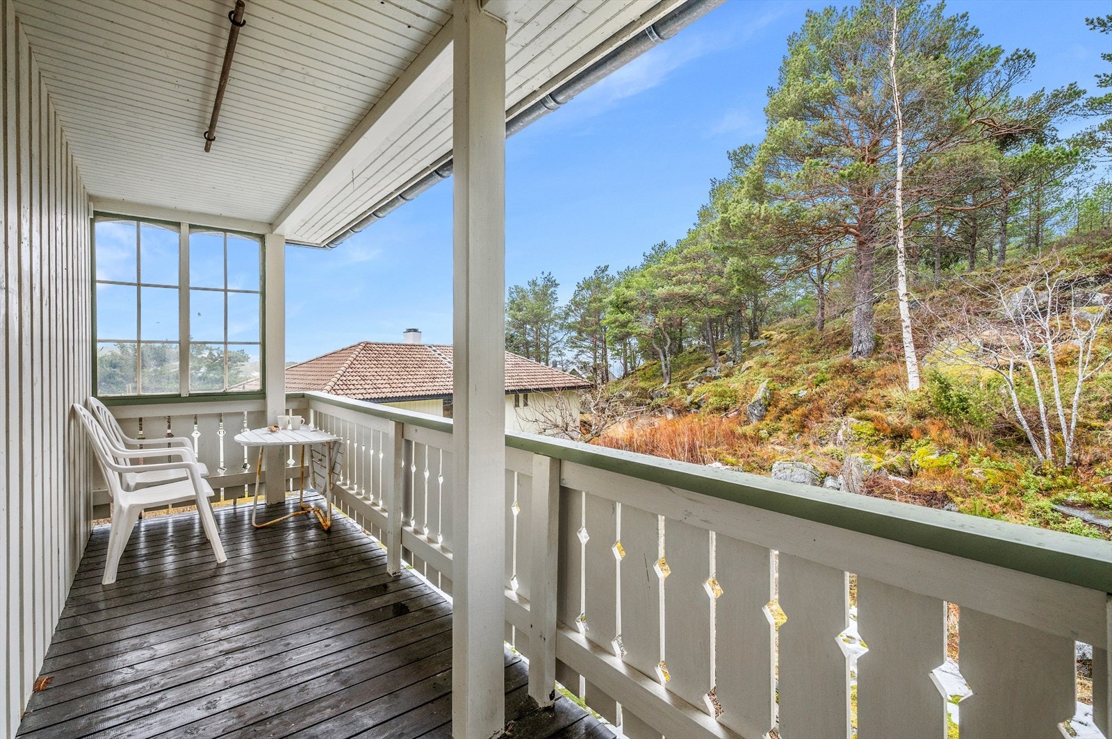 Overbygd balkong med plass til sittegruppe. Galleribilde