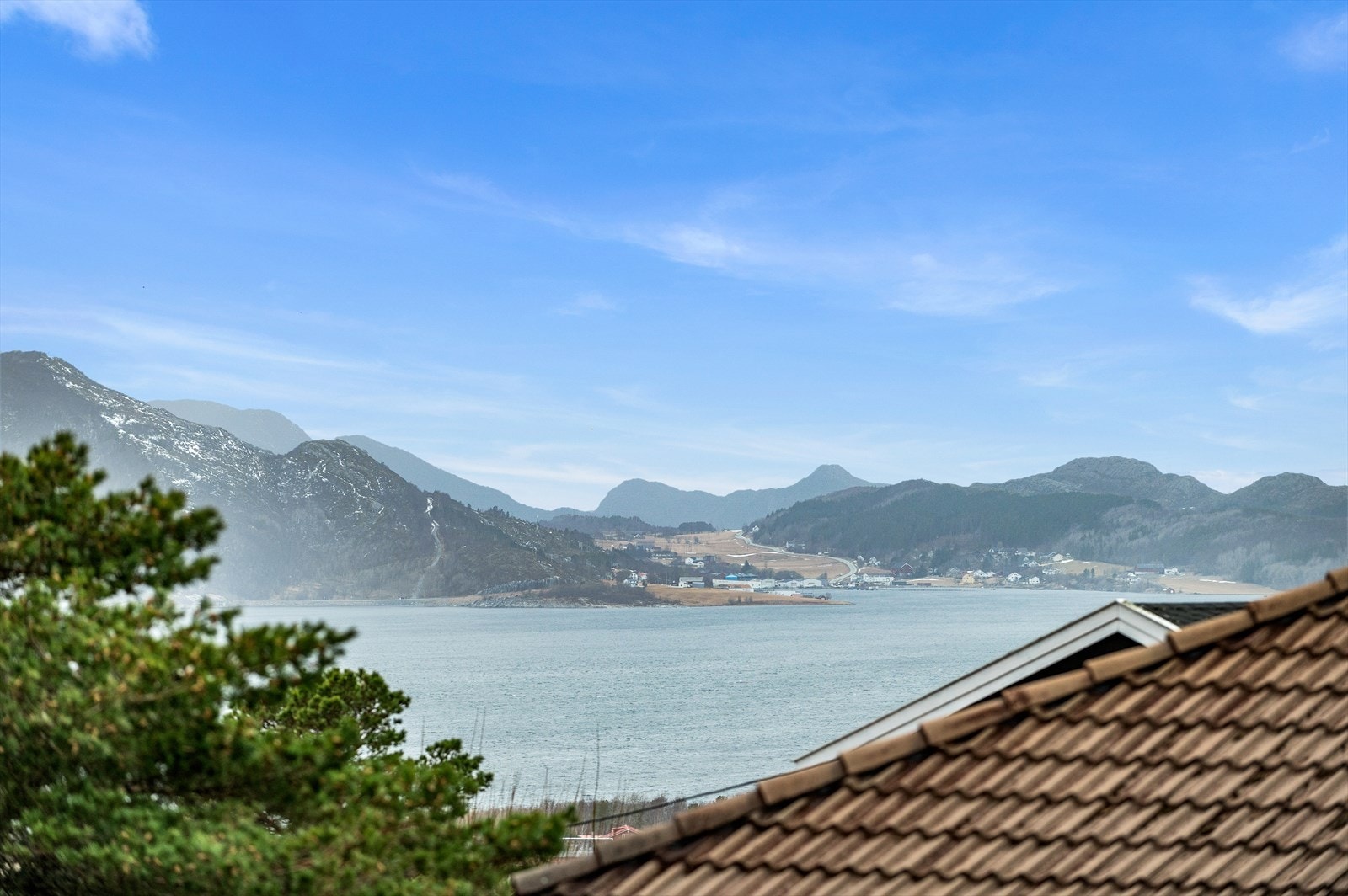 Fra eiendommen og boligen er det en flott utsikt. Her kan du følge båttrafikken. Galleribilde