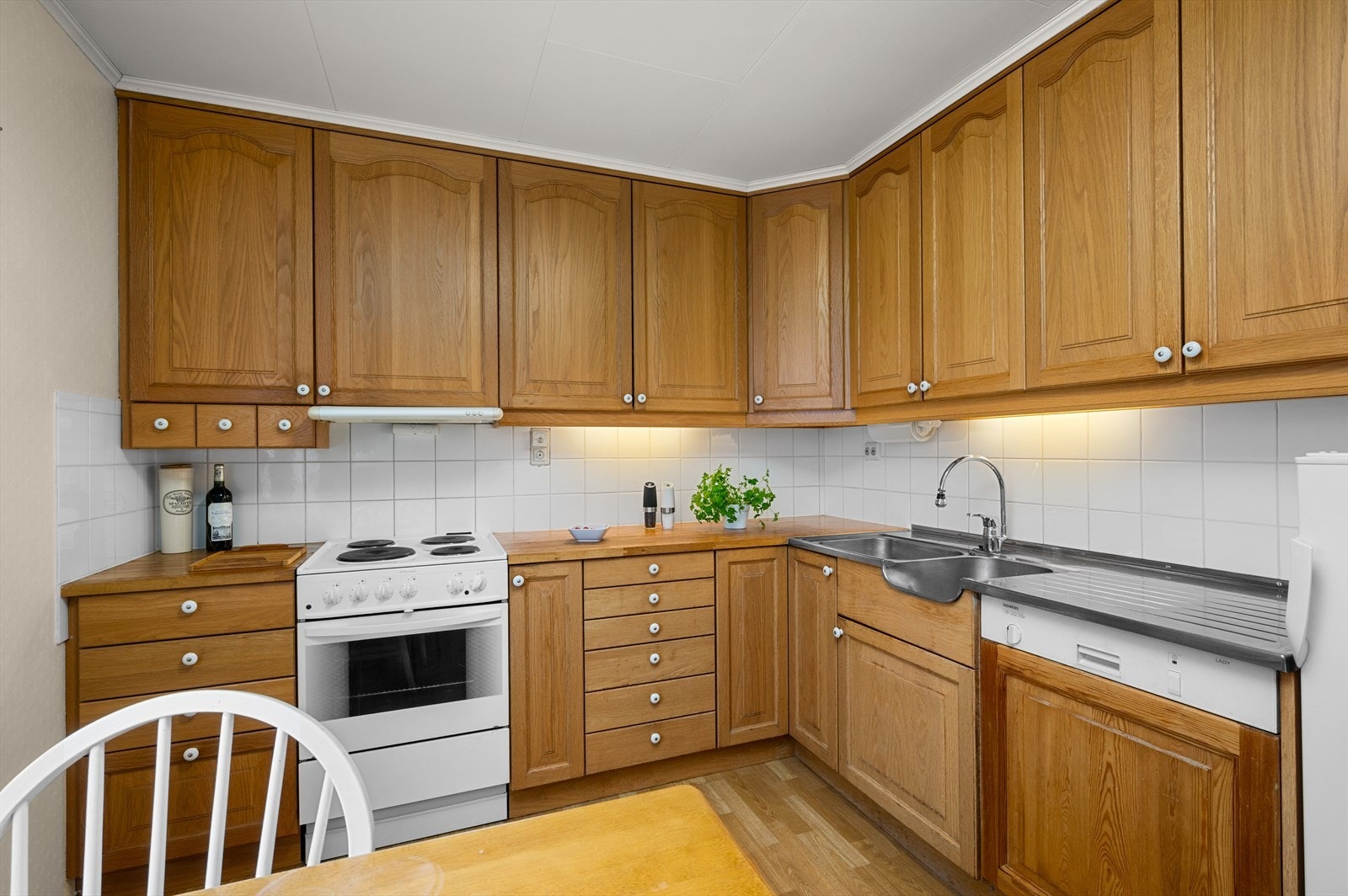 Velfungerende kjøkken med god skap- og benkeplass. Galleribilde