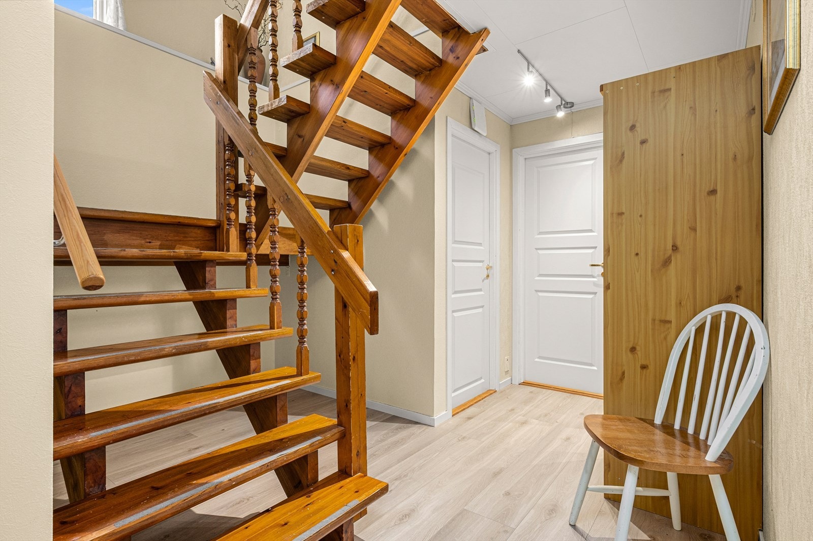 Boligens sokkel består av vaskerom, vindfang, entré, to soverom, bad, bod, Kjølerom, TV-stue, Kjellerstue, Kontor. Galleribilde