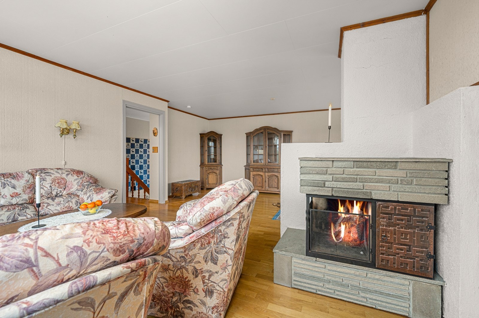 Flott, åpen peis sentralt i stuen for effektiv oppvarming. Galleribilde