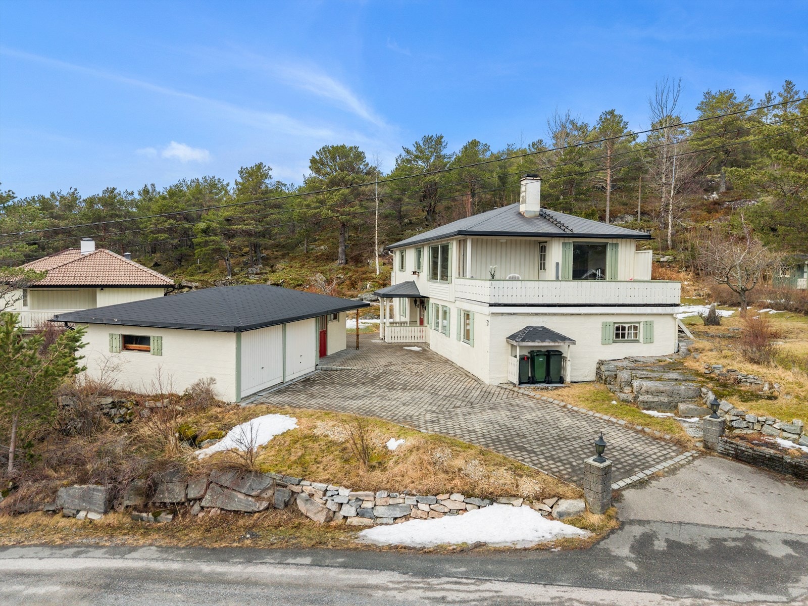 Eiendommen har en attraktiv og idyllisk beliggenhet i Hasselvika. Galleribilde