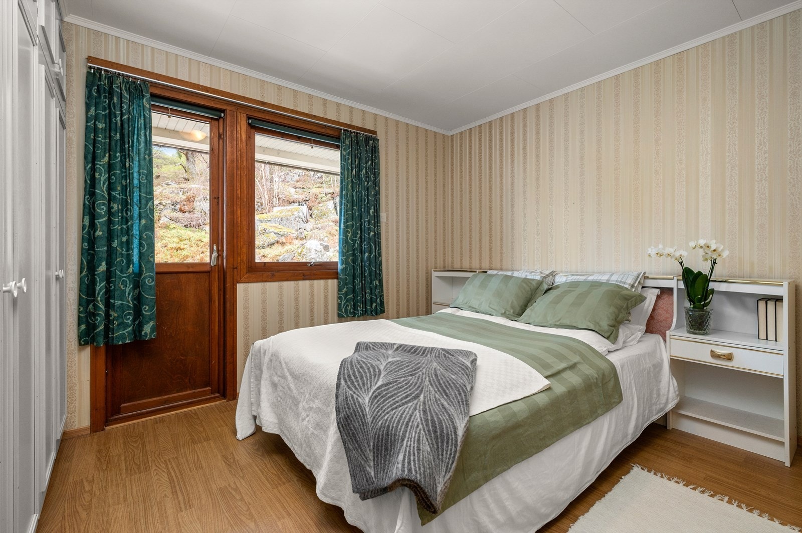 Hovedsoverom med garderobeløsning og utgang til boligens balkong. Galleribilde