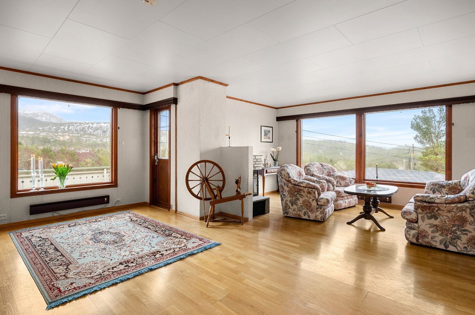 Selve boligen går over to plan hvor hovedplanet blant annet byr på en romslig stue samt spisestue/soverom. Galleribilde