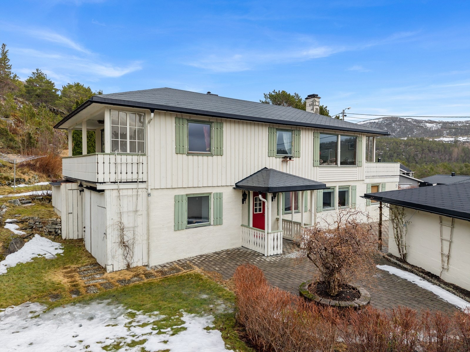 Taktekkingen på boligen opplyses å være oppgradert i 2010. Galleribilde