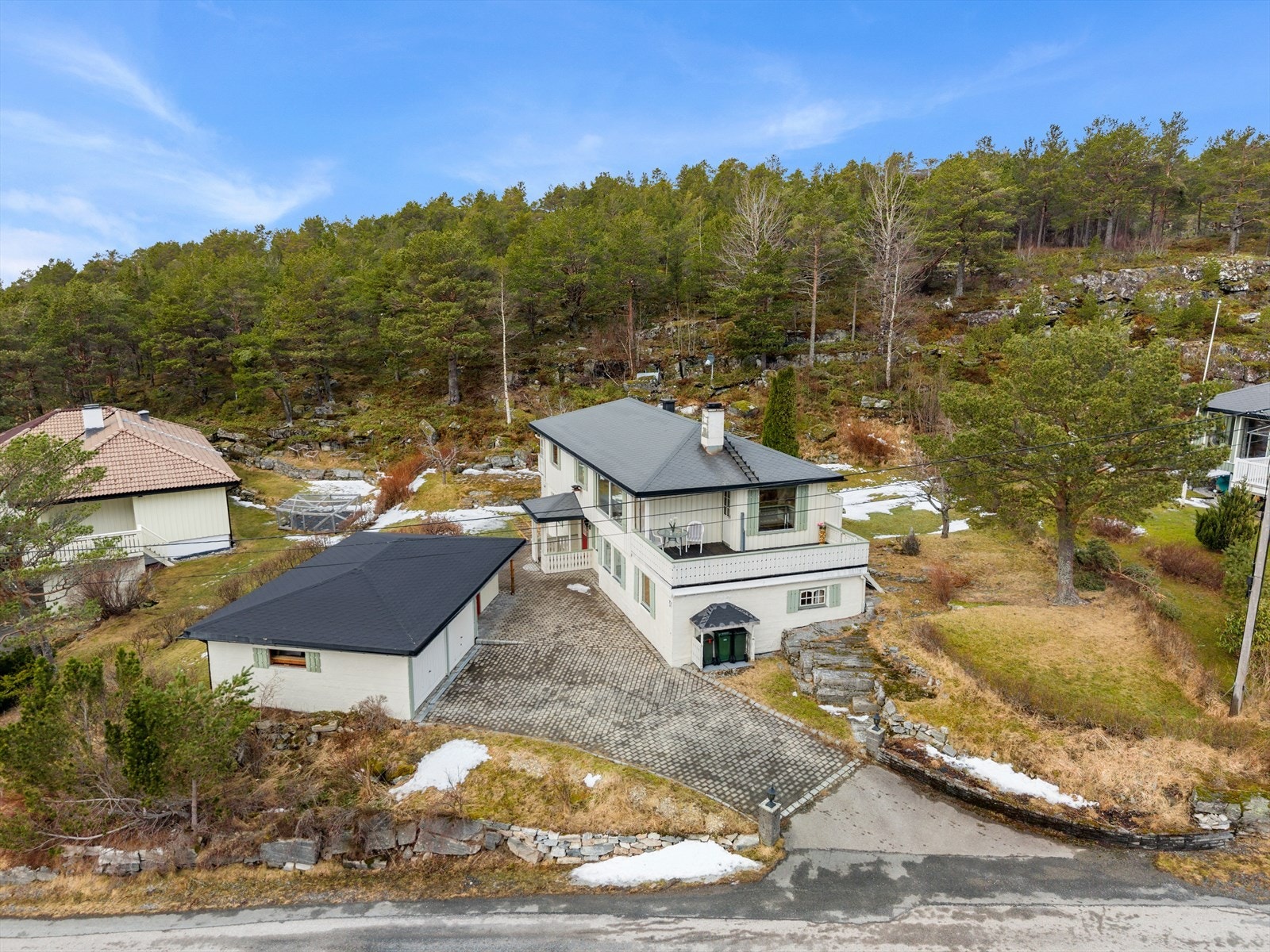 Her får du upåklagelige solforhold, samt nærhet til den flotte naturen Hasselvika har å by på. Galleribilde