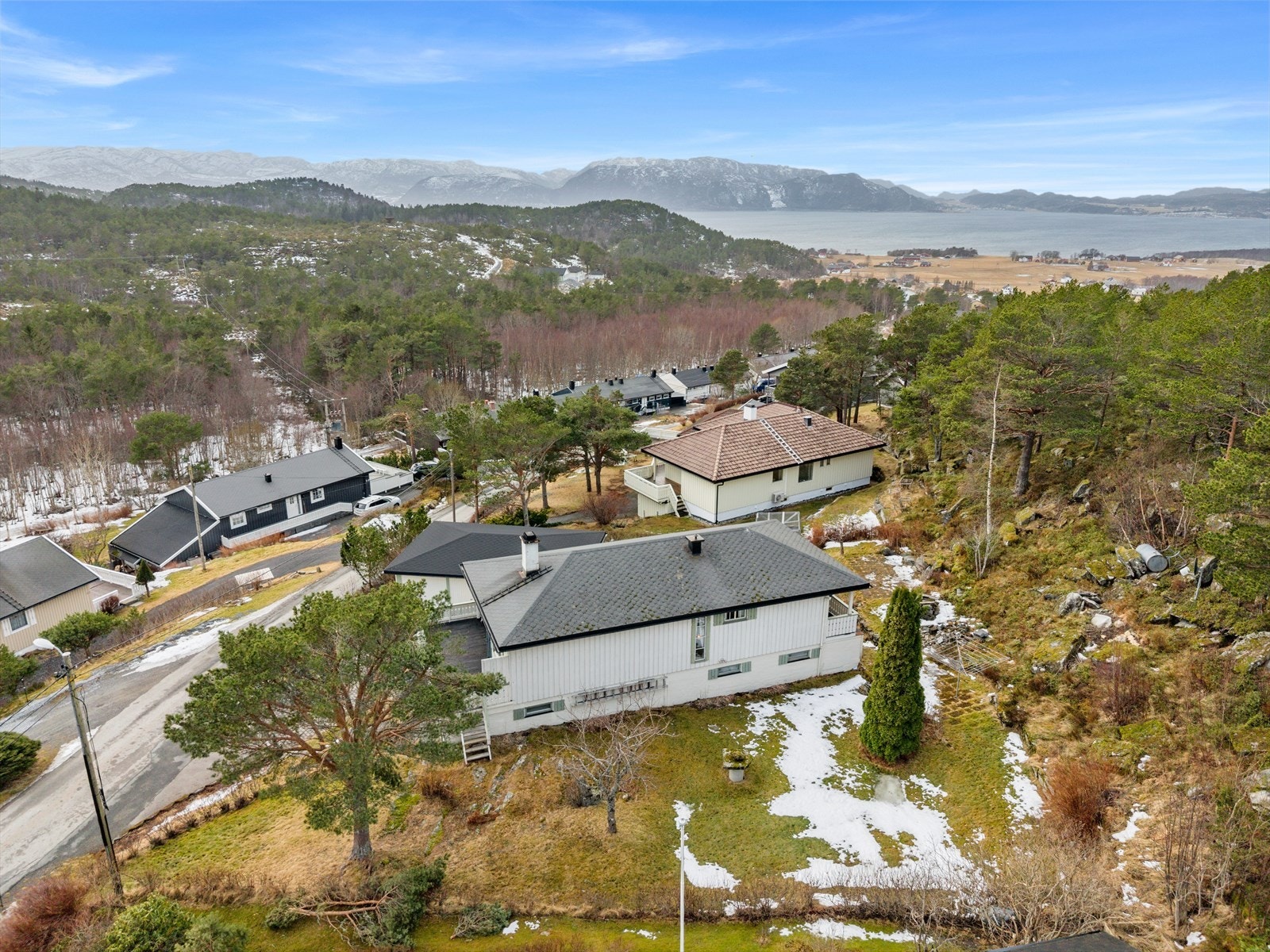 I Rissa får du flere barnehager, både private og kommunale. Videre er Hasselvika skole innenfor gangavstand fra boligen på 2,2 km. Galleribilde