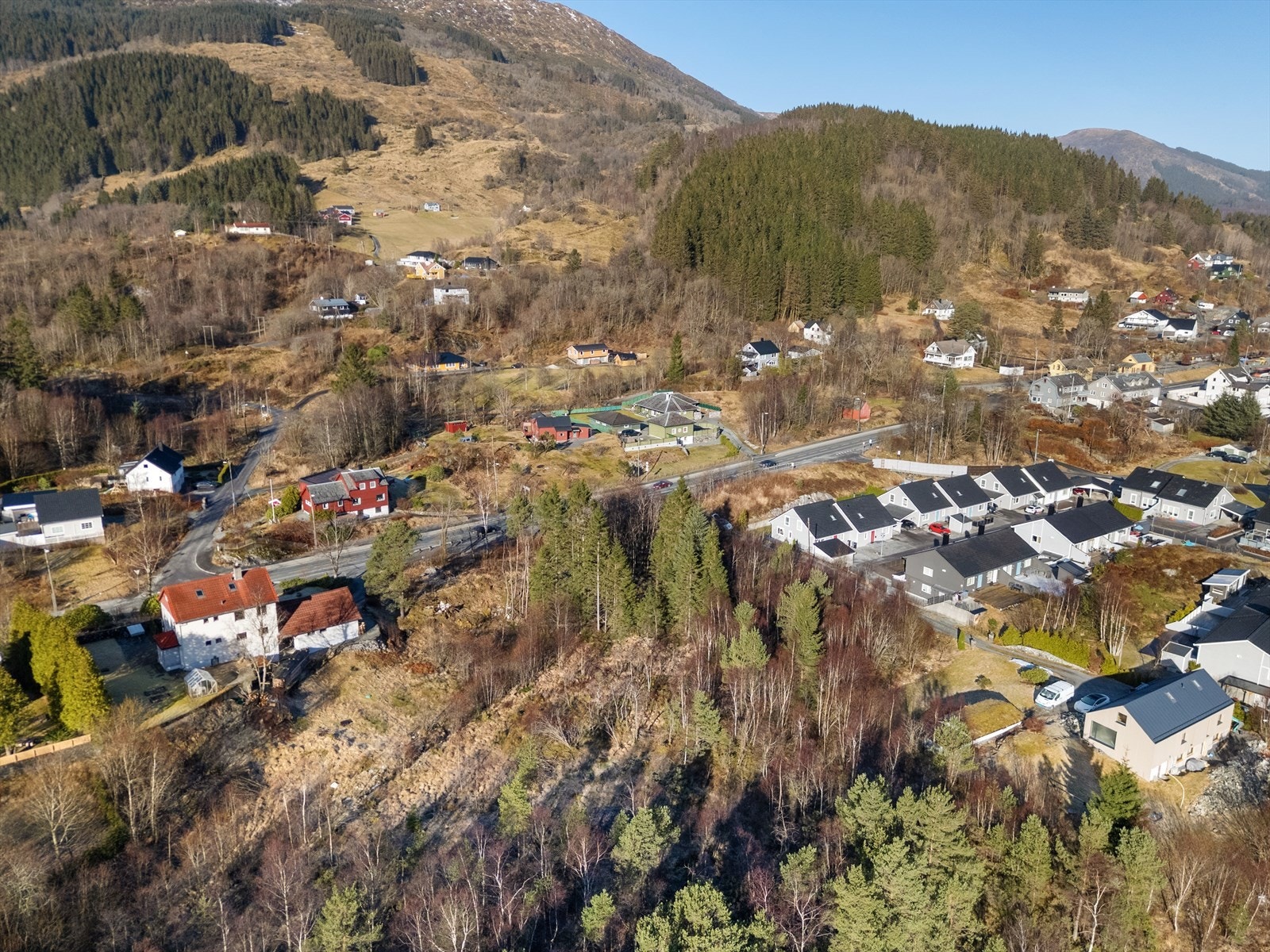 Tomten har enkel tilkomst/adkomst fra vei - Det er krav om felles avkjørsel for tomten og for de to eneboligene som ligger i tilknytning Galleribilde