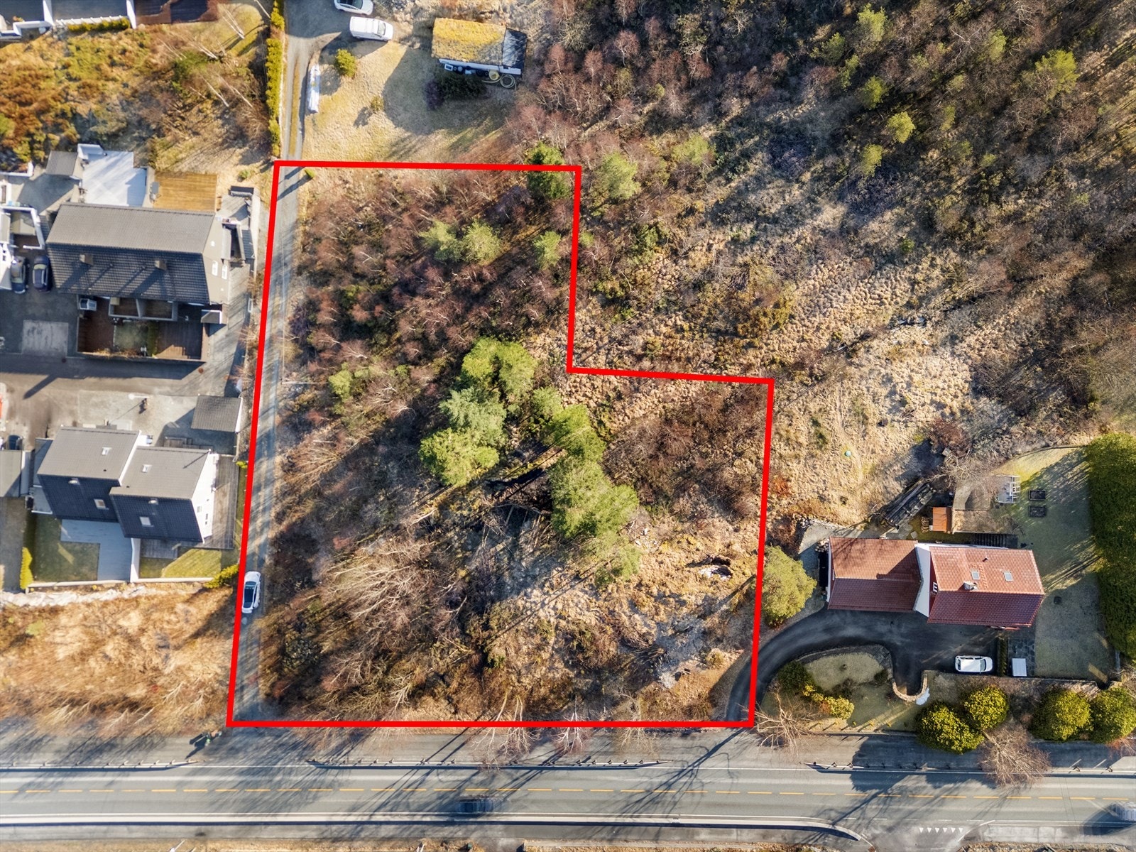 Stor tomt på 3 873 kvm for salg! - Ligger i regulert område (Plan 19640000) - I felt B4 kan det oppføres frittliggende småhusbebyggelse Galleribilde