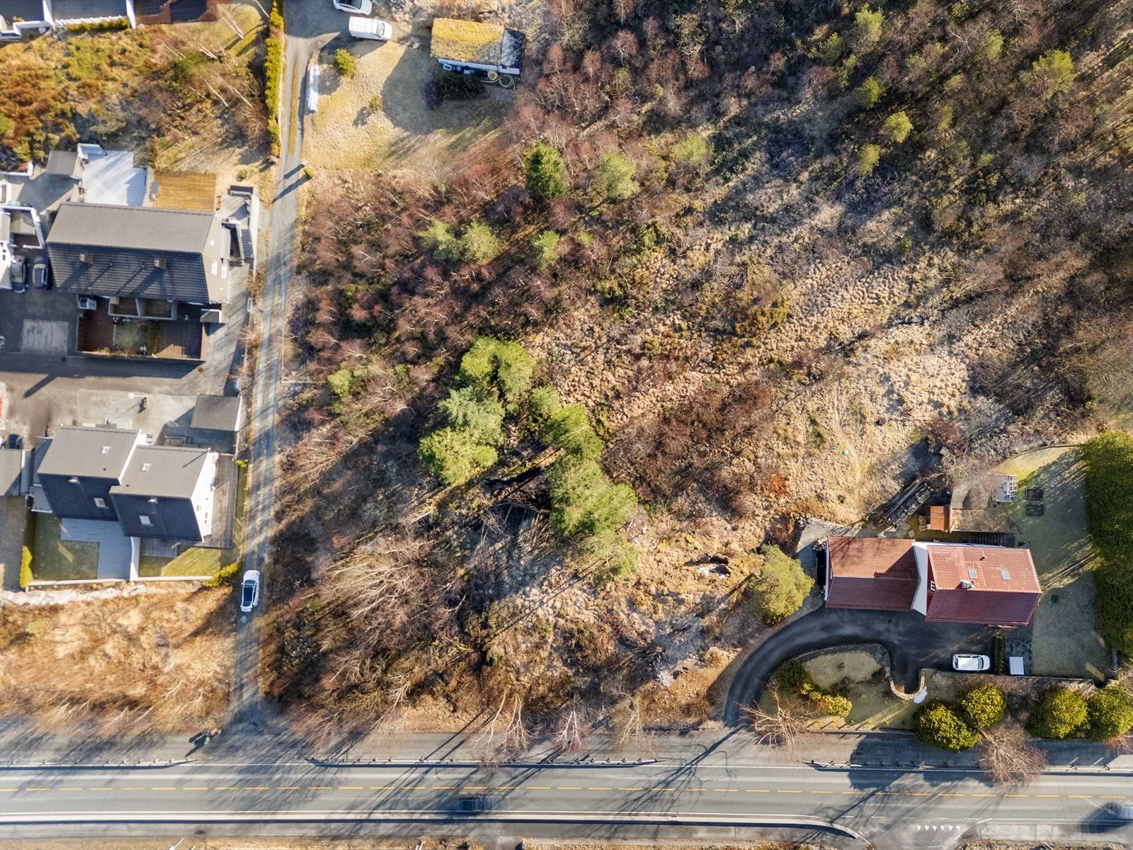 Tomten ligger i direkte tilknytning til vei, samt at det er vann/avløp like ved Galleribilde