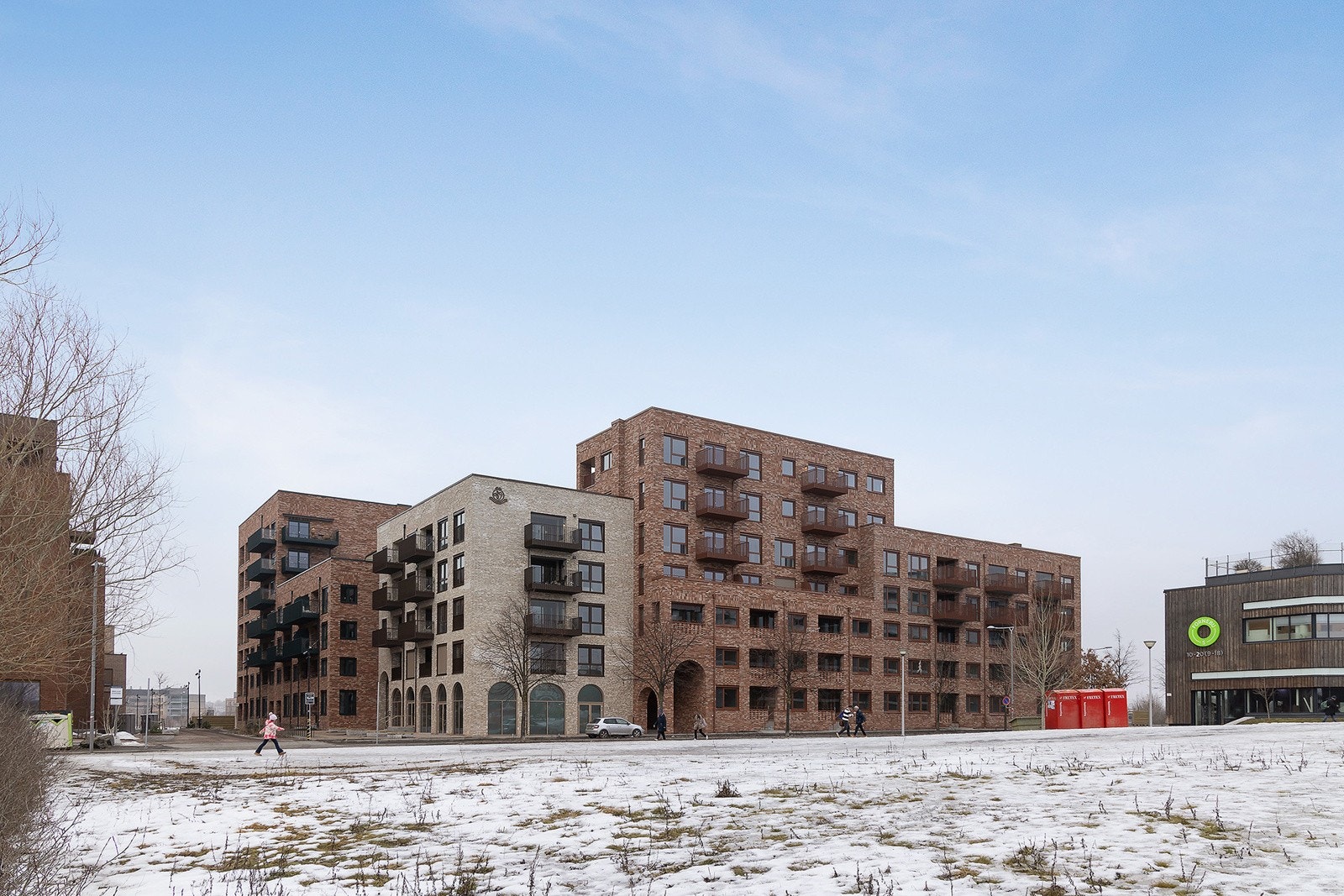 Leiligheten er beliggende i det beige byggets 4. etasje med syd-vestvendt fasade. Galleribilde