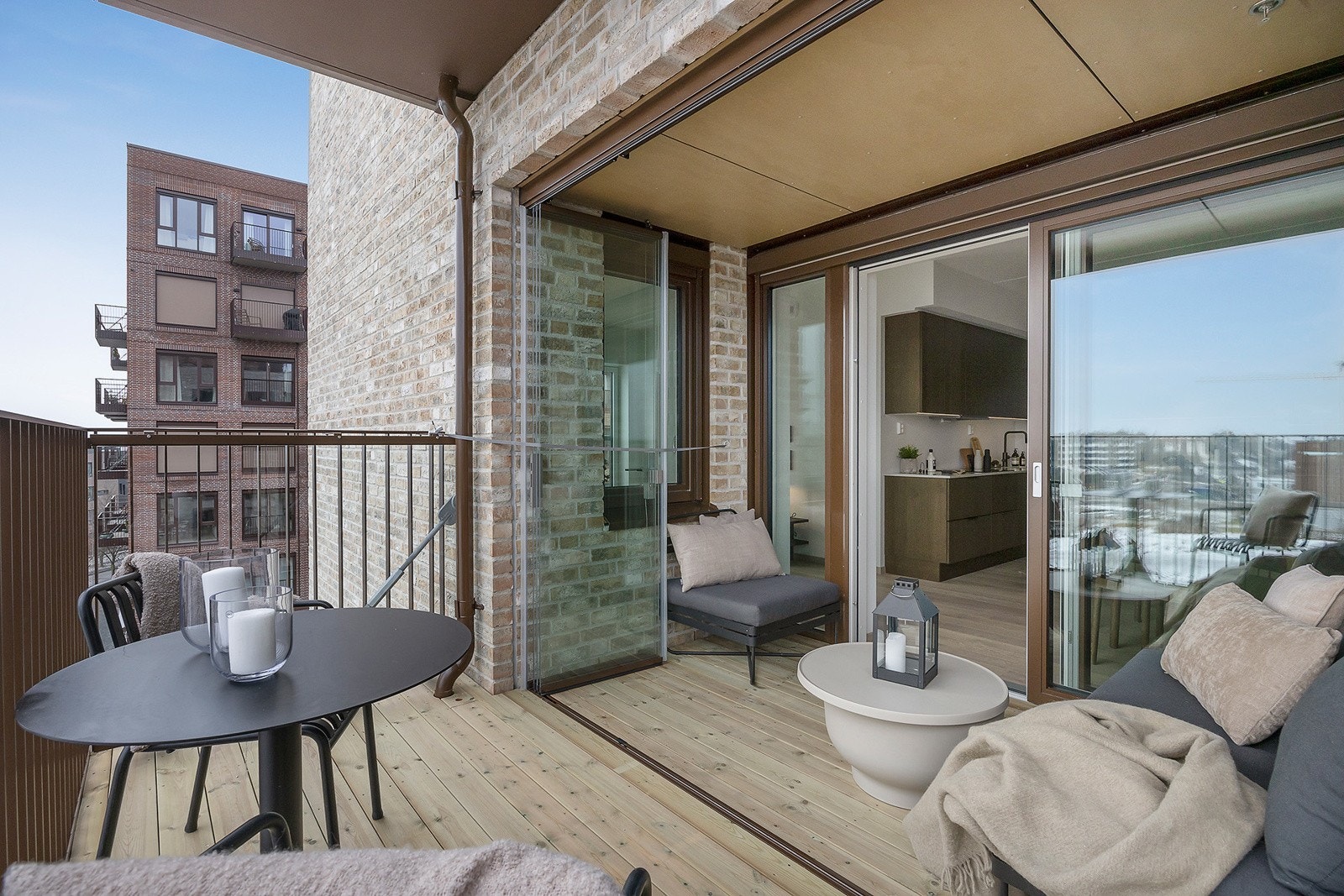 Leiligheten har en delvis innglasset balkong på på hele 9 m² som gir følelsen av et "nytt rom". Det er skyvedør ut til balkongen. Galleribilde