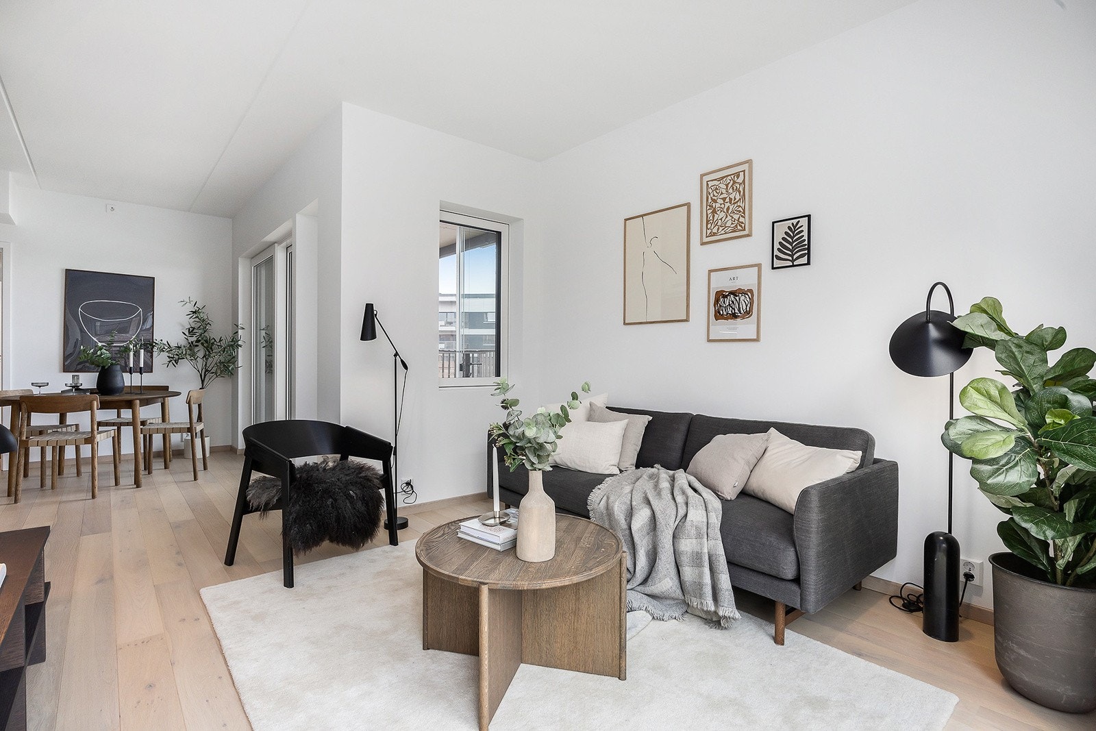 Stuen har godt med lysinnslipp og rom for sofa, mediebenk med andre ønskede møblementer. Galleribilde