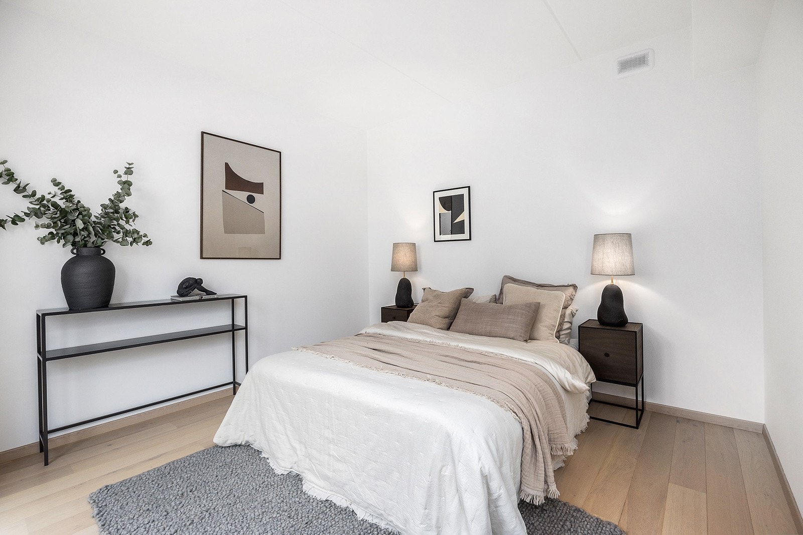 Soverom 1 med god plass til dobbeltseng, nattbord og garderobeløsning. Galleribilde