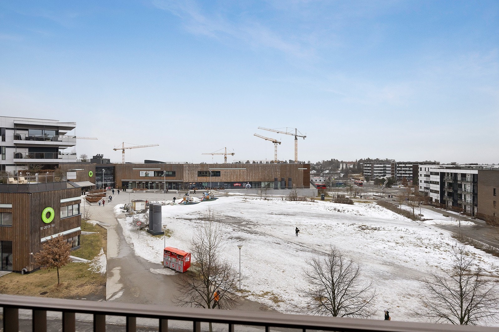 Her bor du med umiddelbar nærhet til Fornebu S med et riktig servicetilbud. Galleribilde