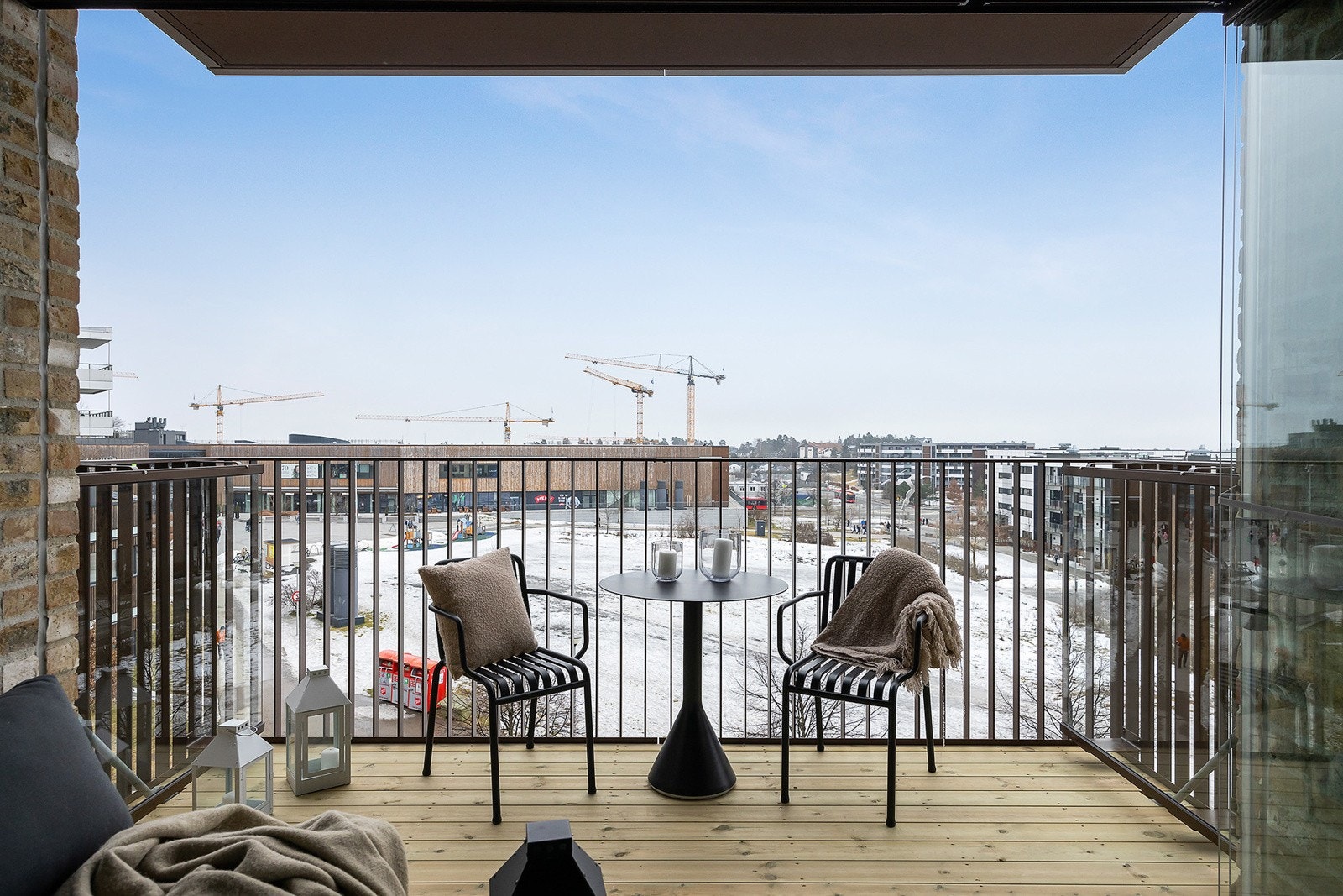God plass til flere utemøbler og grill. Galleribilde
