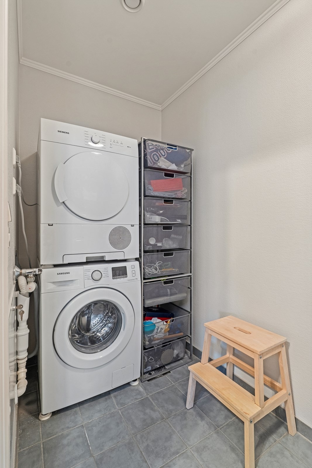 Vaskerommet ligger praktisk til i en egen sone med adkomst fra badet, en funksjonell løsning som gjør hverdagen både enklere og mer organisert. Galleribilde