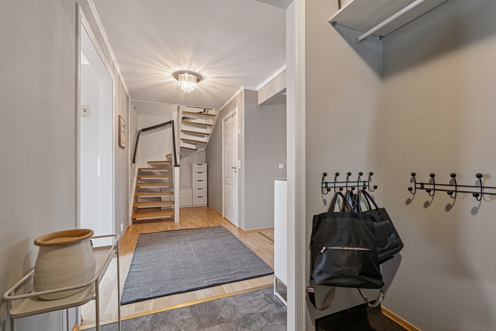 En elegant trappeløsning leder opp til leilighetens loftsetasje. Galleribilde