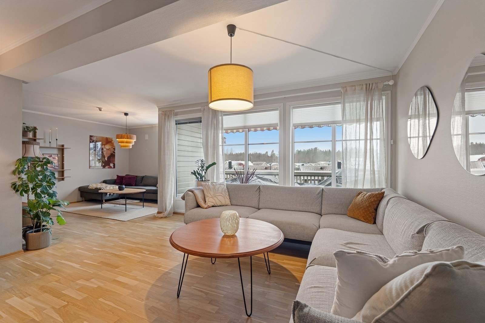Den store stuen gir rikelig med plass til sofagruppe samt andre hyggelige oppholdsområder. Galleribilde