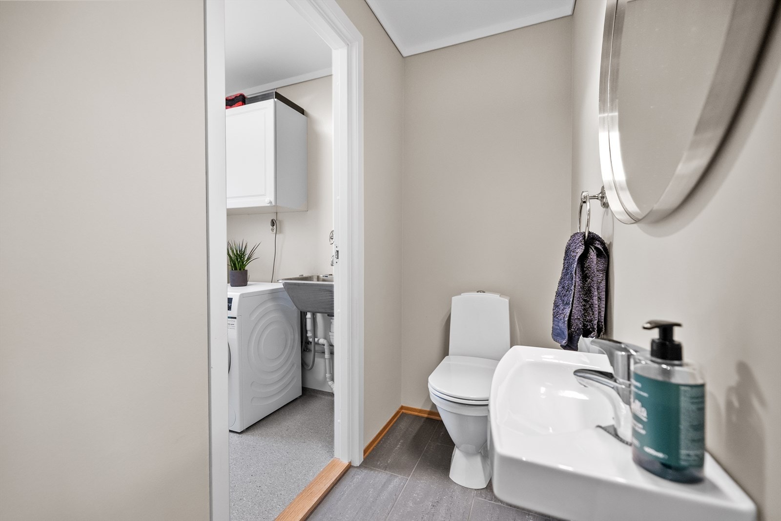 Det er et eget, relativt romslig toalettrom i gangen sammen med et vaskerom Galleribilde