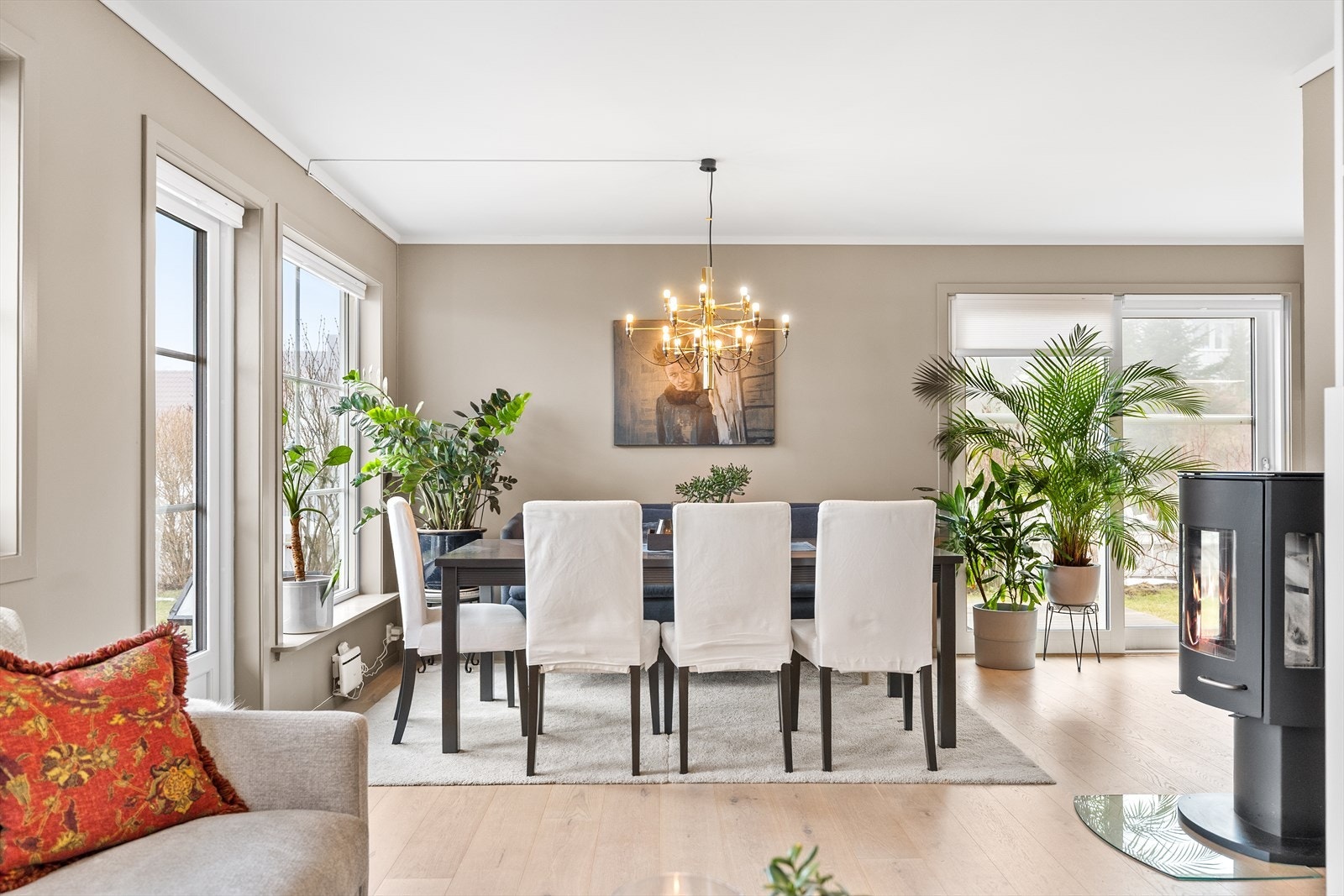 Den lekre peisovnen blir et naturlig blikkfang i rommet Galleribilde