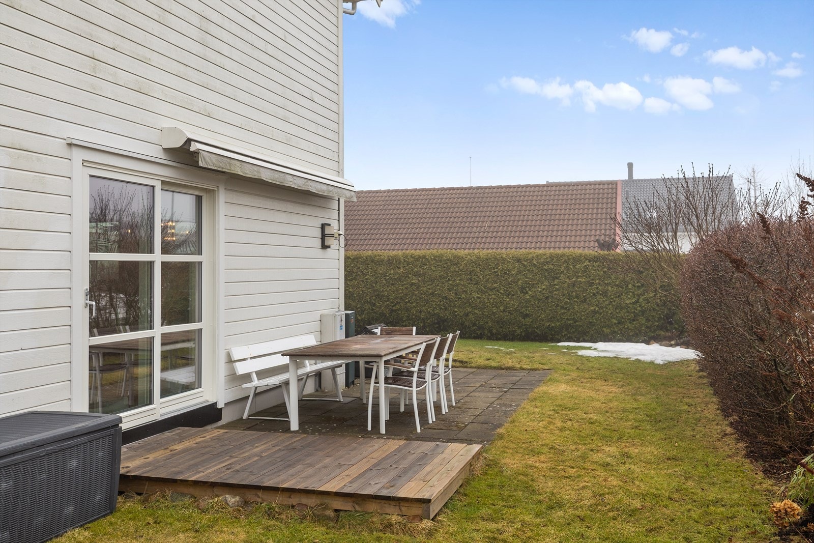 Hageselskapene kan nytes på terrassen eller ute på gressplenen Galleribilde