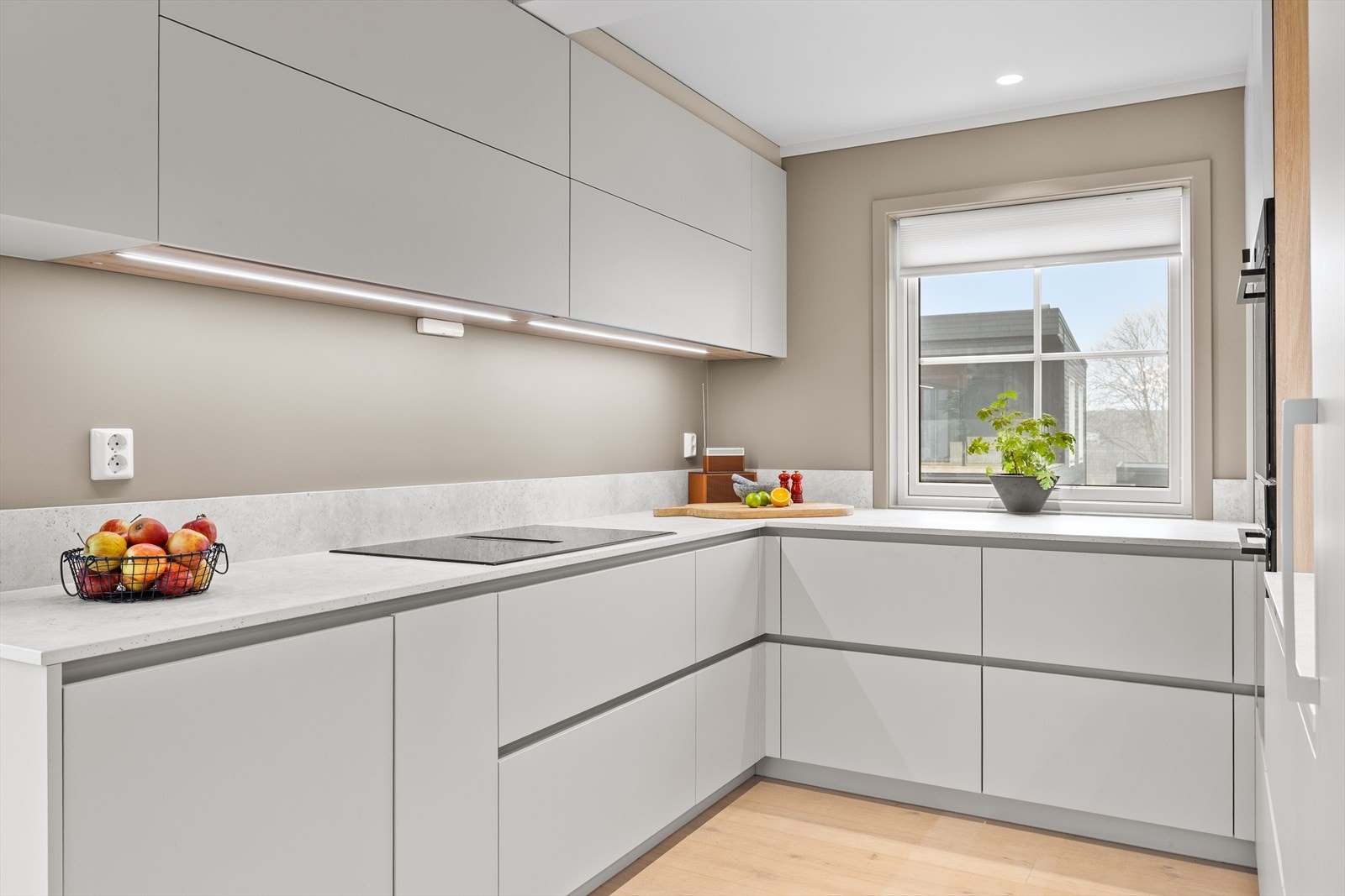 Boligen har et lekkert og moderne kjøkken fra Schmidt Galleribilde