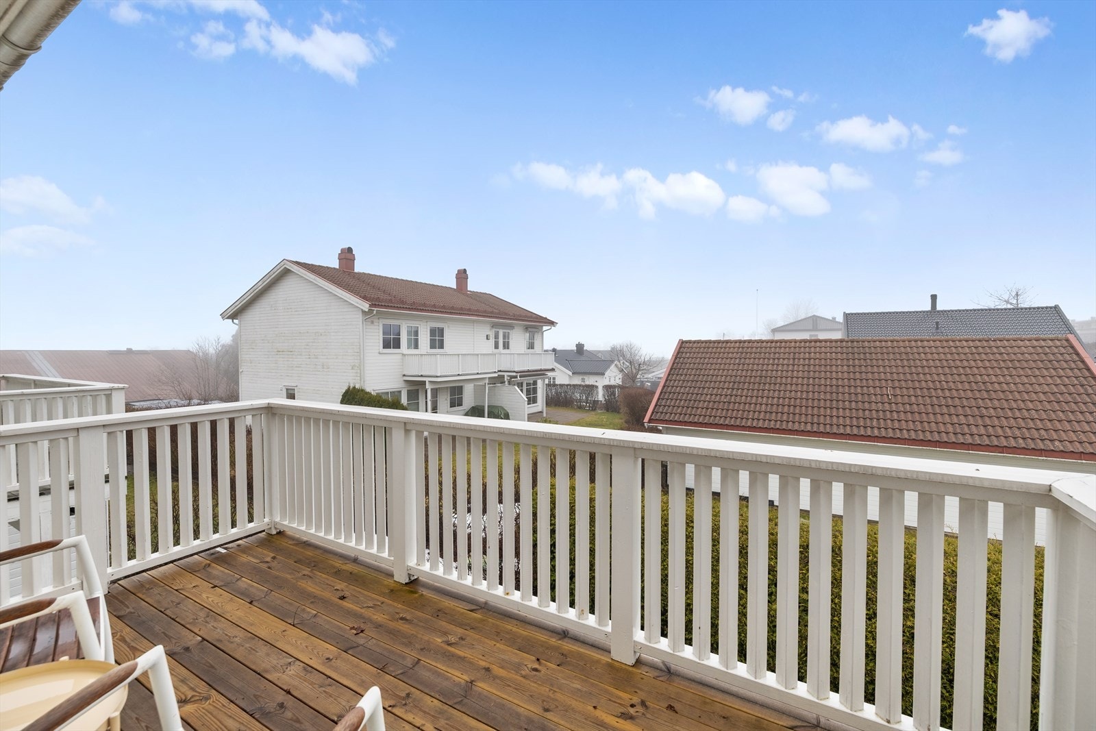 Balkongen i 2.etasje med utsikt til nabolaget og mye sol Galleribilde