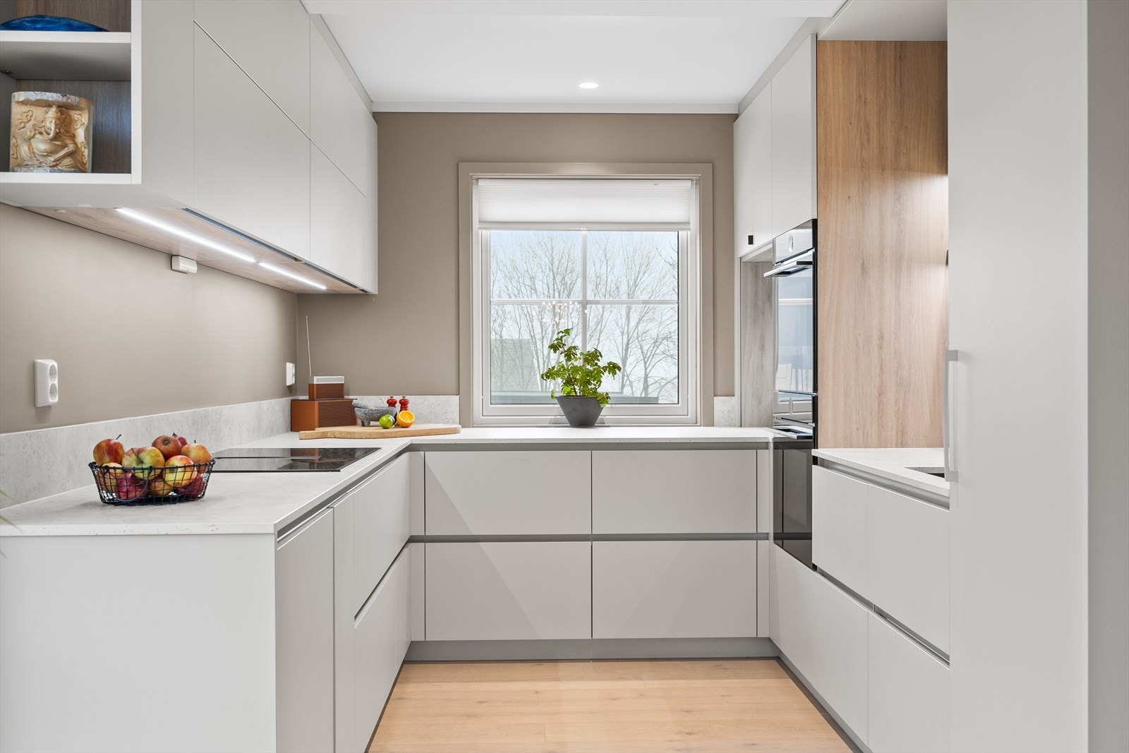 Kjøkkenet er ekstra påkostet og har løsninger som separat fryser og kjøleskap Galleribilde