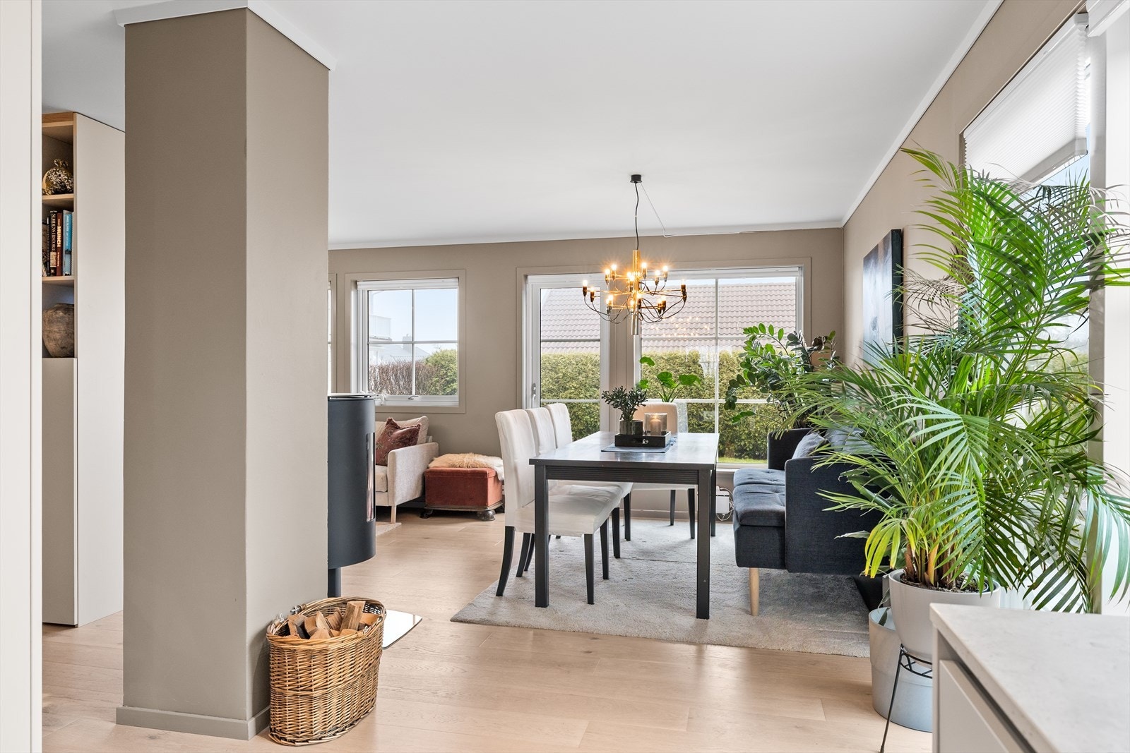 Spisestuen er naturlig plassert mellom kjøkken og stue Galleribilde