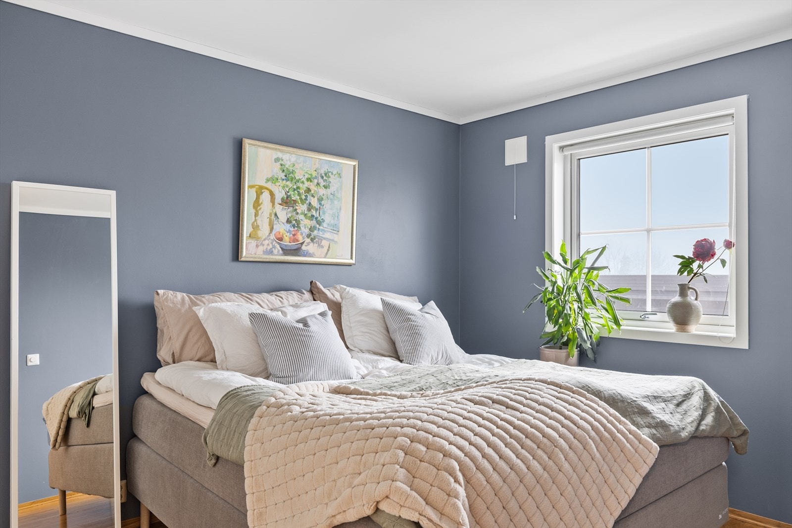 Hovedsoverommet har god plass til stor seng og garderobe Galleribilde