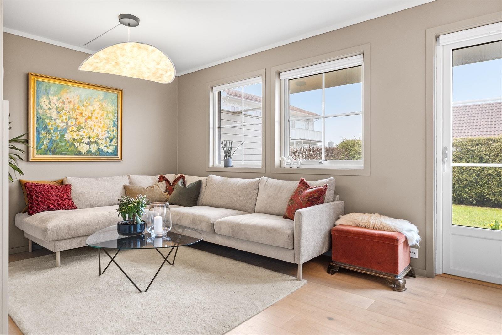 Stuen strekker seg ut til den koselig hagen hvor langbord og grill kan benyttes (lampe medfølger ikke) Galleribilde