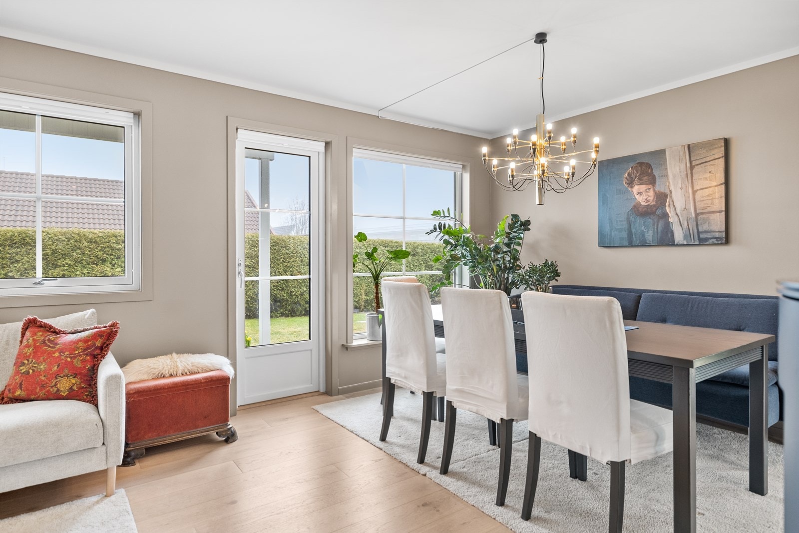 Det er store vindusflater som gir et ytterligere åpent og lyst uttrykk (lampe medfølger ikke) Galleribilde