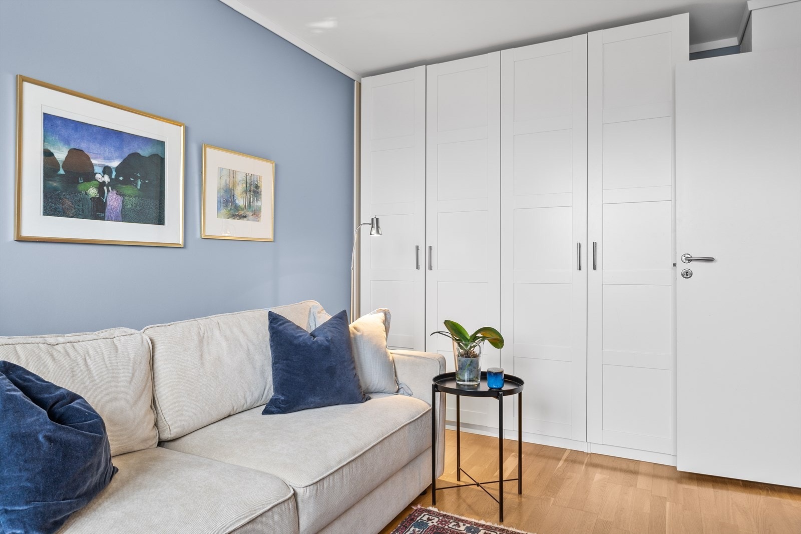 Det er god garderobeplass på alle soverommene Galleribilde