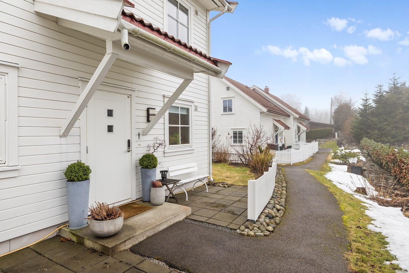 Boligen er et endrerekkehus med et pent inngangsparti Galleribilde